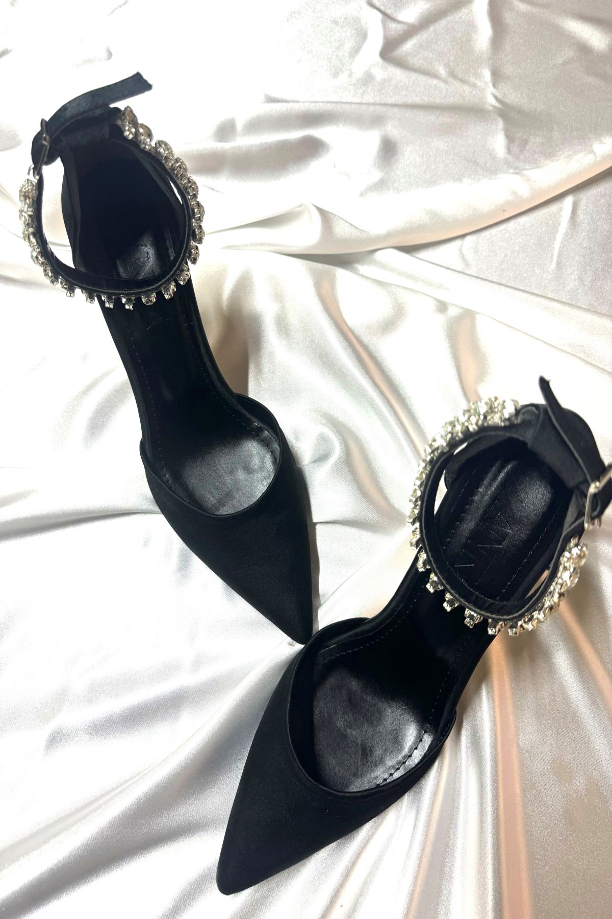 TrendyAnka Lady Saten Siyah Kristal Taşlı 8 Cm Şeffaf Topuklu Sivri Burunlu Abiye Ayakkabı