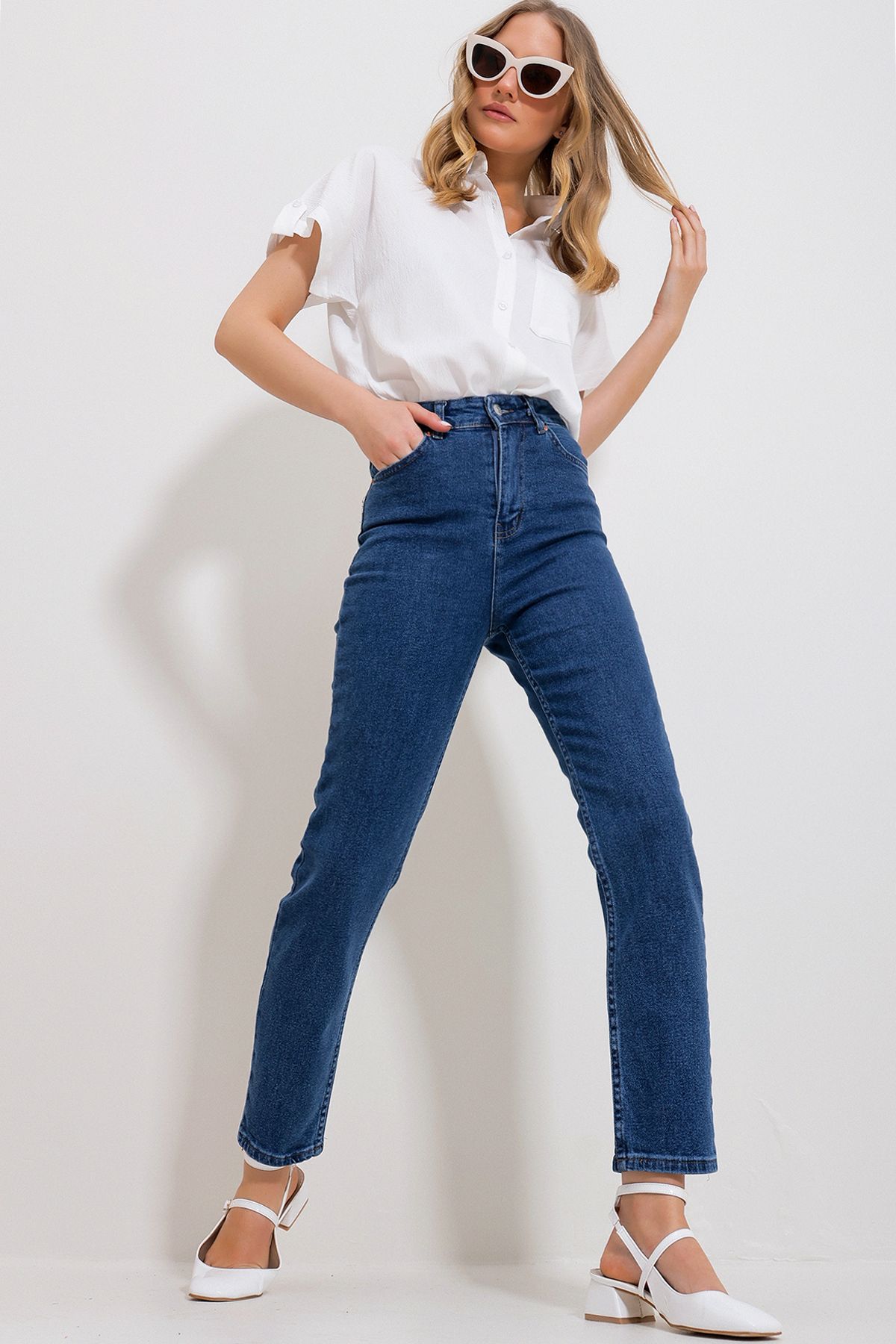 Trend Alaçatı Stili Kadın Mavi Beş Cepli Likralı Mom Jeans Alc-X11755