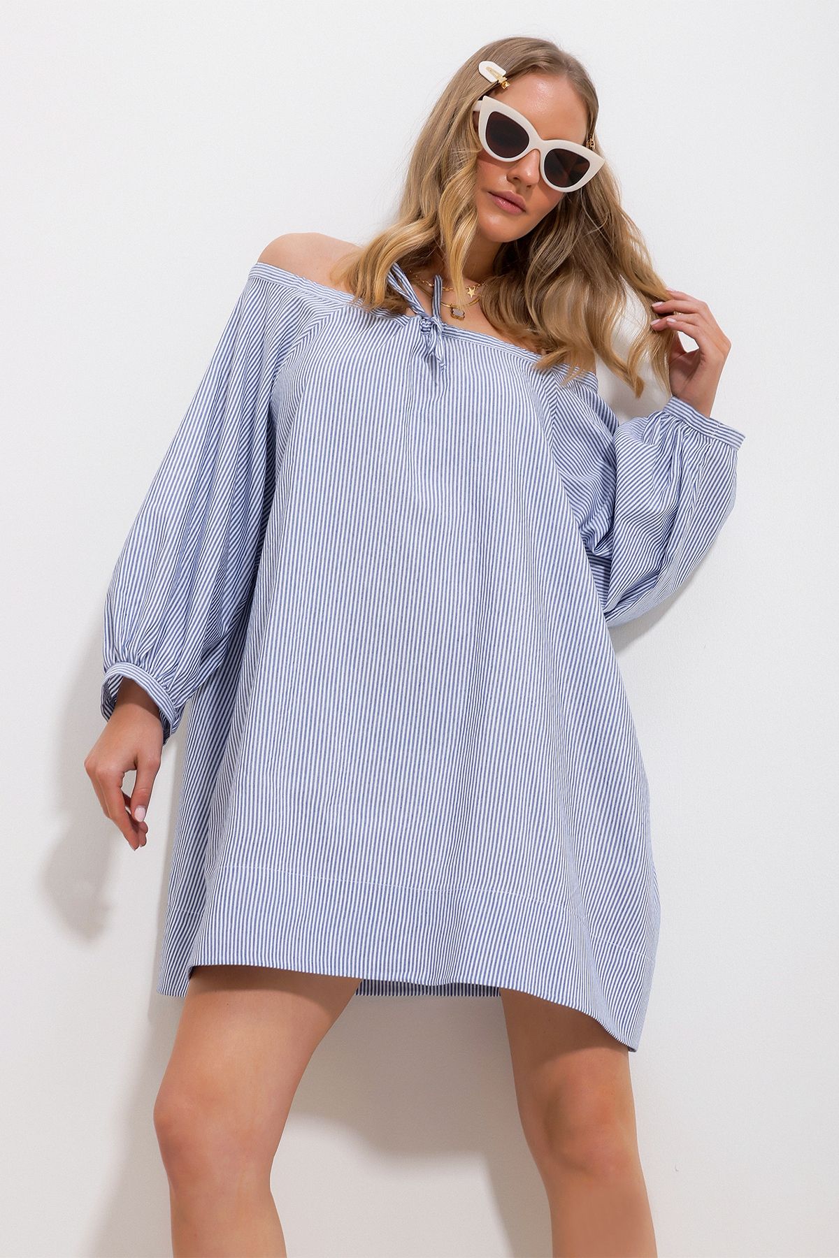 Trend Alaçatı Stili Kadın Mavi Geniş Yaka Çizgili Yakası Bağlamalı Dokuma Elbise Alc-X11712