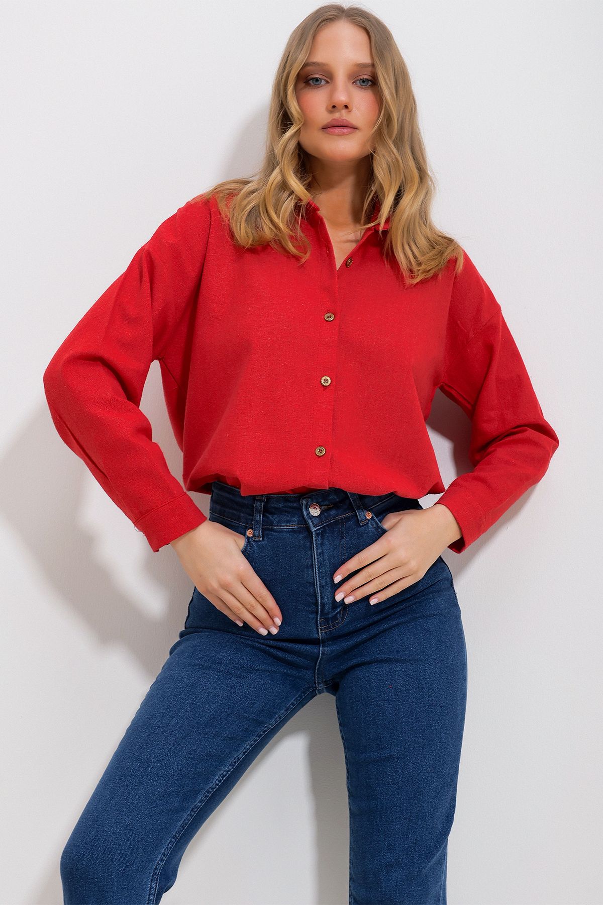 Trend Alaçatı Stili Kadın Kırmızı Oversize Keten Gömlek ALC-X10343