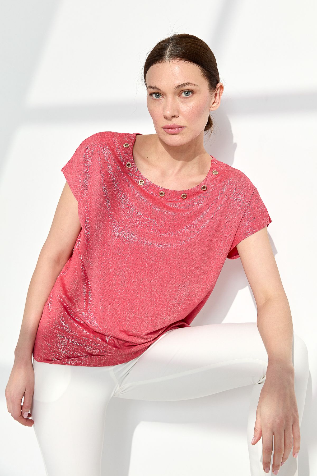 Desen Triko Kadın Yakası Aksesuarlı Parlak Penye T-shirt Coral