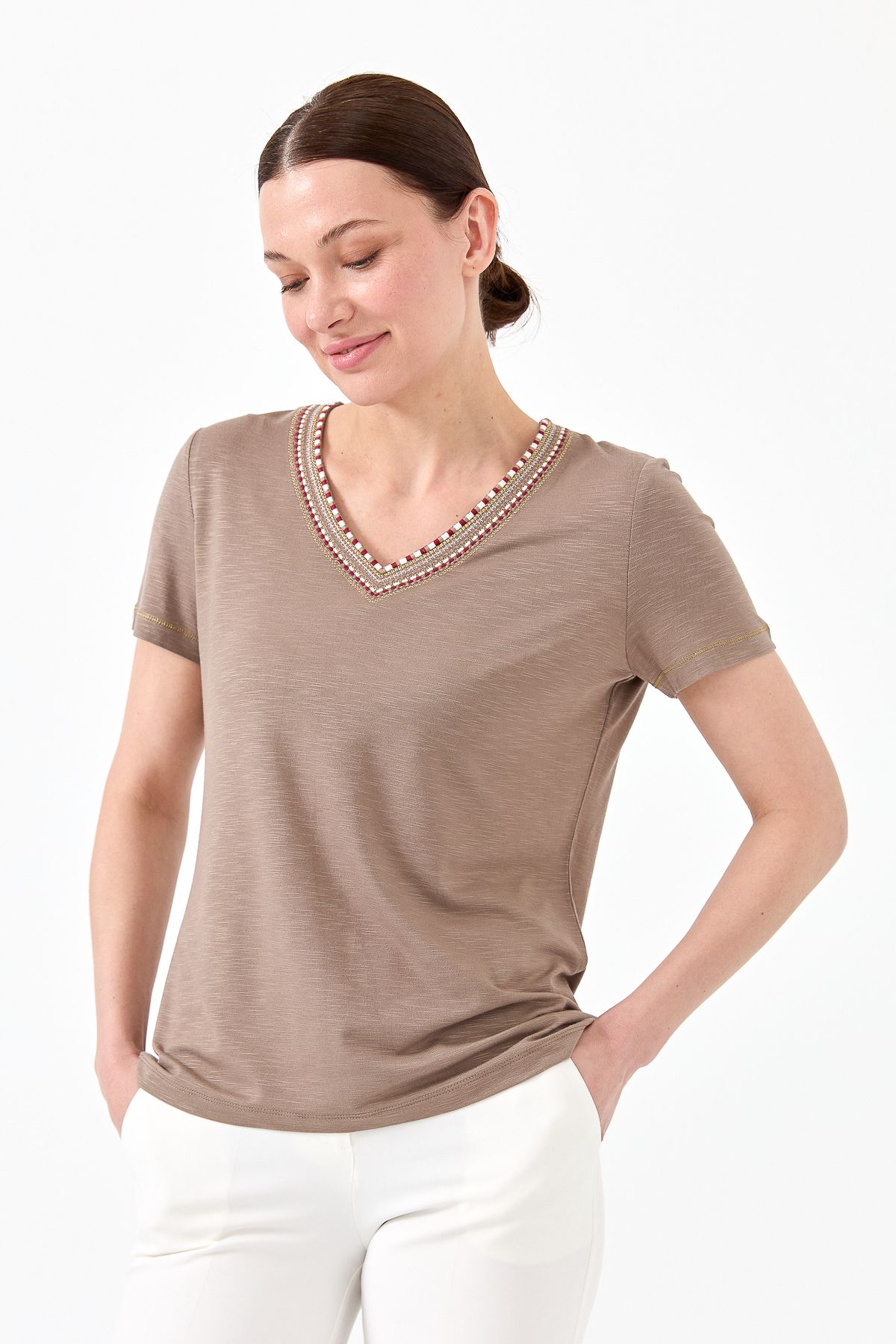 Desen Triko Kadın V Yaka Renkli Nakışlı Penye T-shirt Vizon