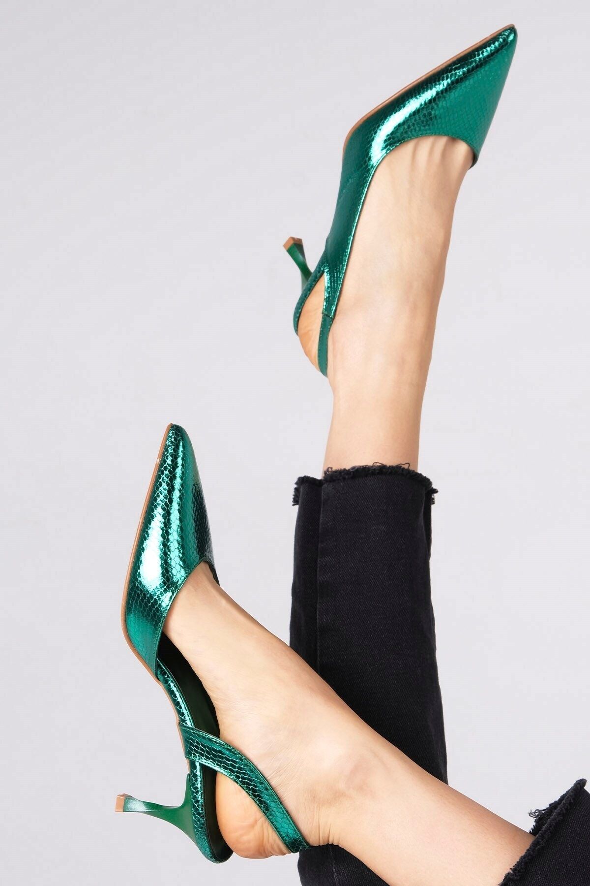 Mio Gusto Metalik Yeşil Renk Yılan Derisi Desenli Kadın Topuklu Ayakkabı