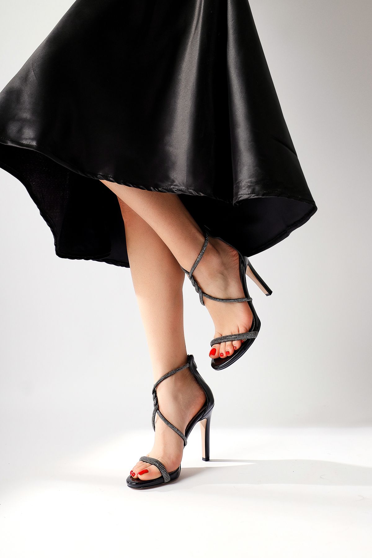 Limoya Linde Siyah Rugan Taşlı Bantı İnce Topuklu Ayakkabı