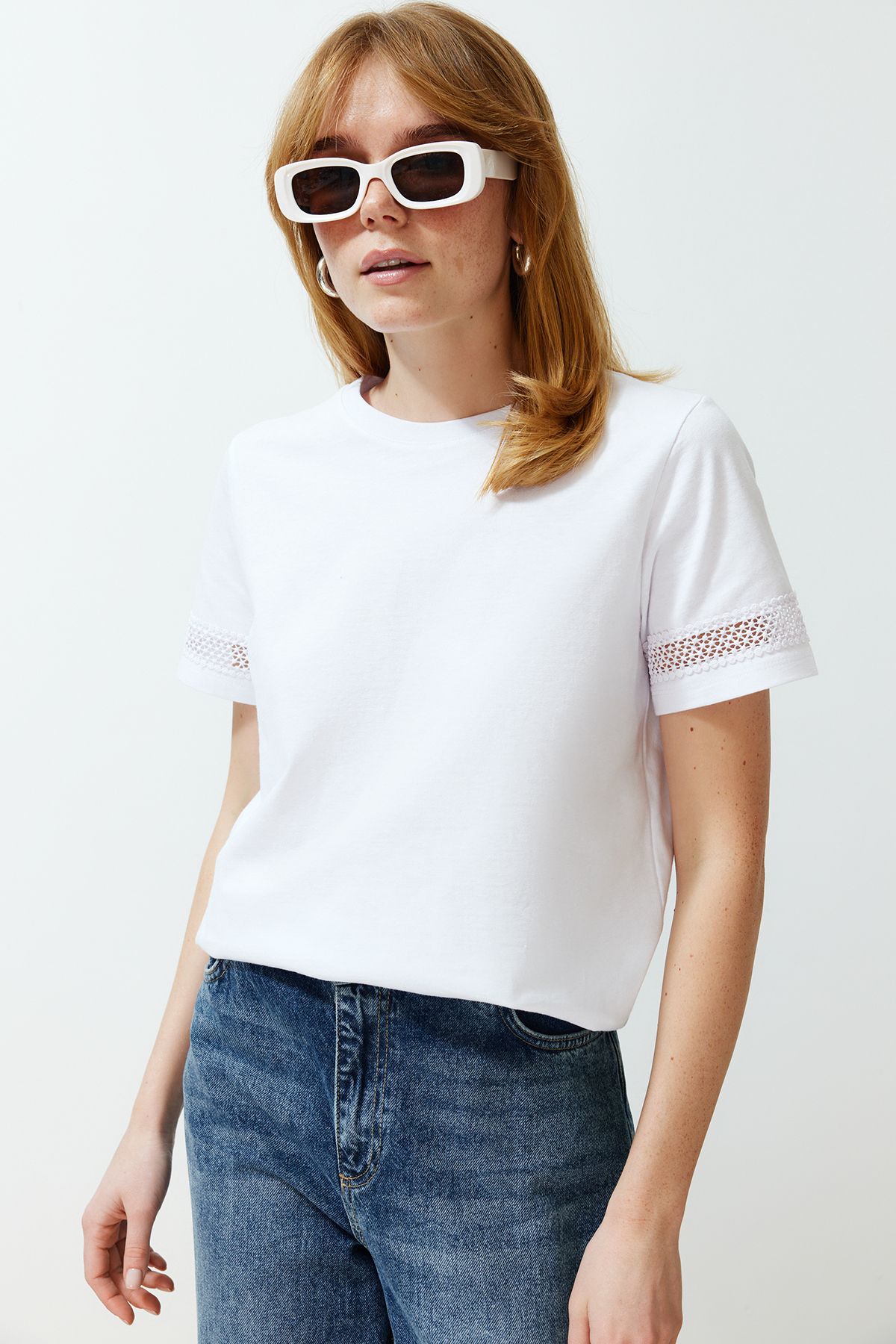 TRENDYOLMİLLA Beyaz Aksesuar Detaylı Basic/Regular Kalıp Örme T-Shirt TWOSS24TS00048