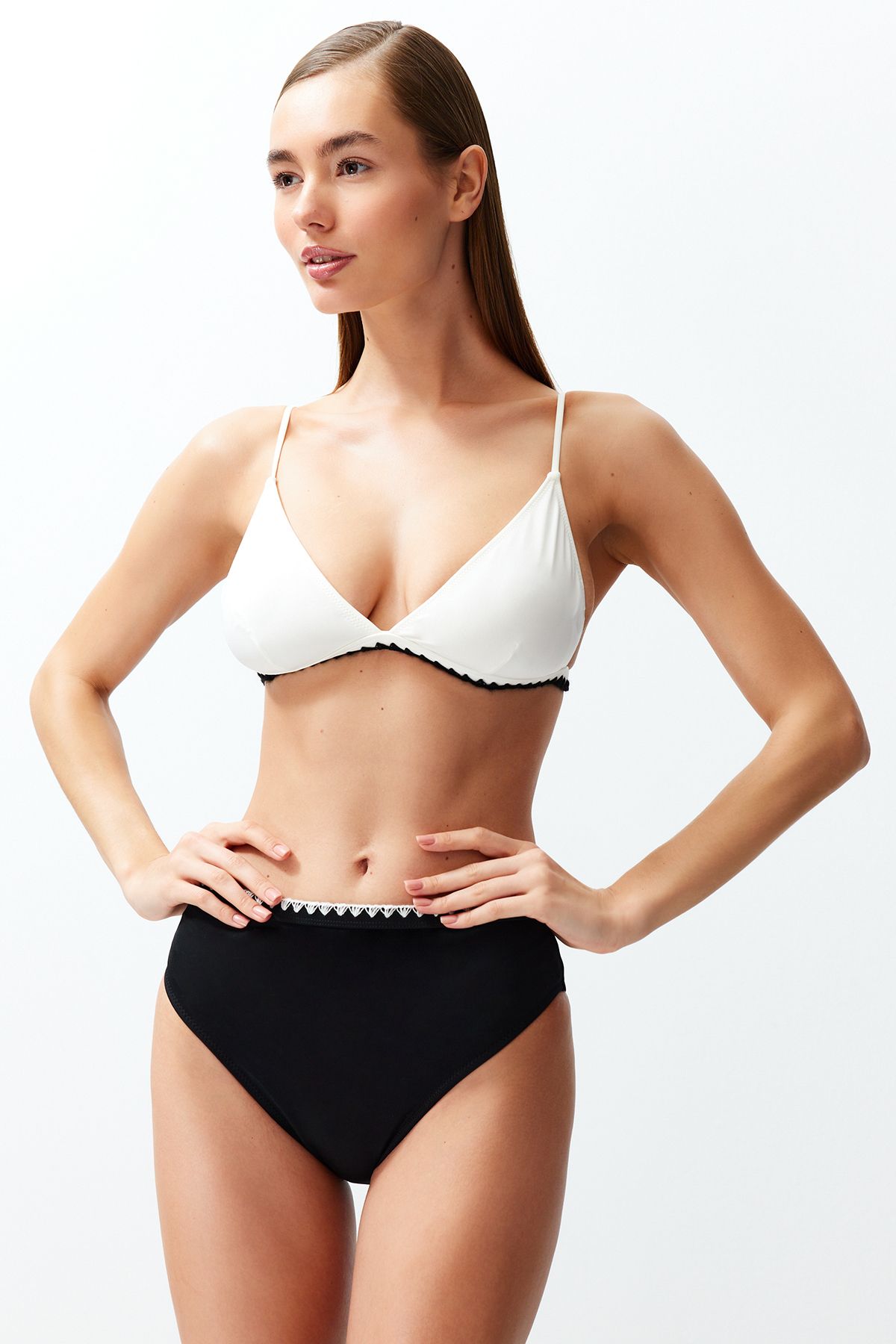 TRENDYOLMİLLA Siyah-Beyaz Üçgen Nakışlı Yüksek Bel Regular Bikini Takımı TBESS24BT00127