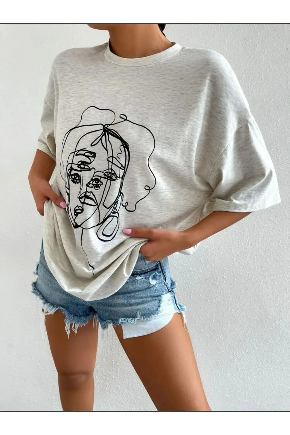 Modern Moda Kadın Beyaz Yüz Baskı Detaylı Oversize T-shirt