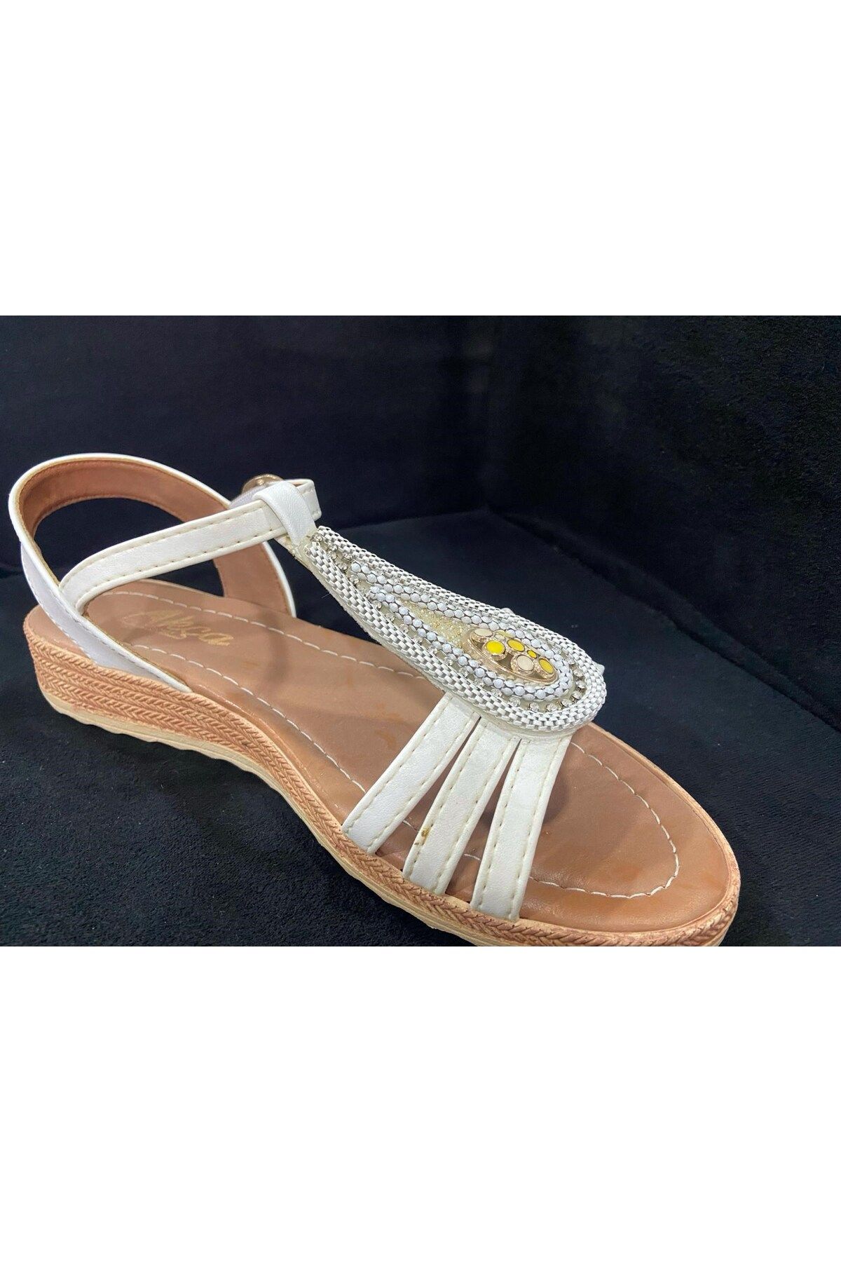 Retro Akça Kadın Beyaz Taşlı Düz Taban Yazlık Rahat Sandalet