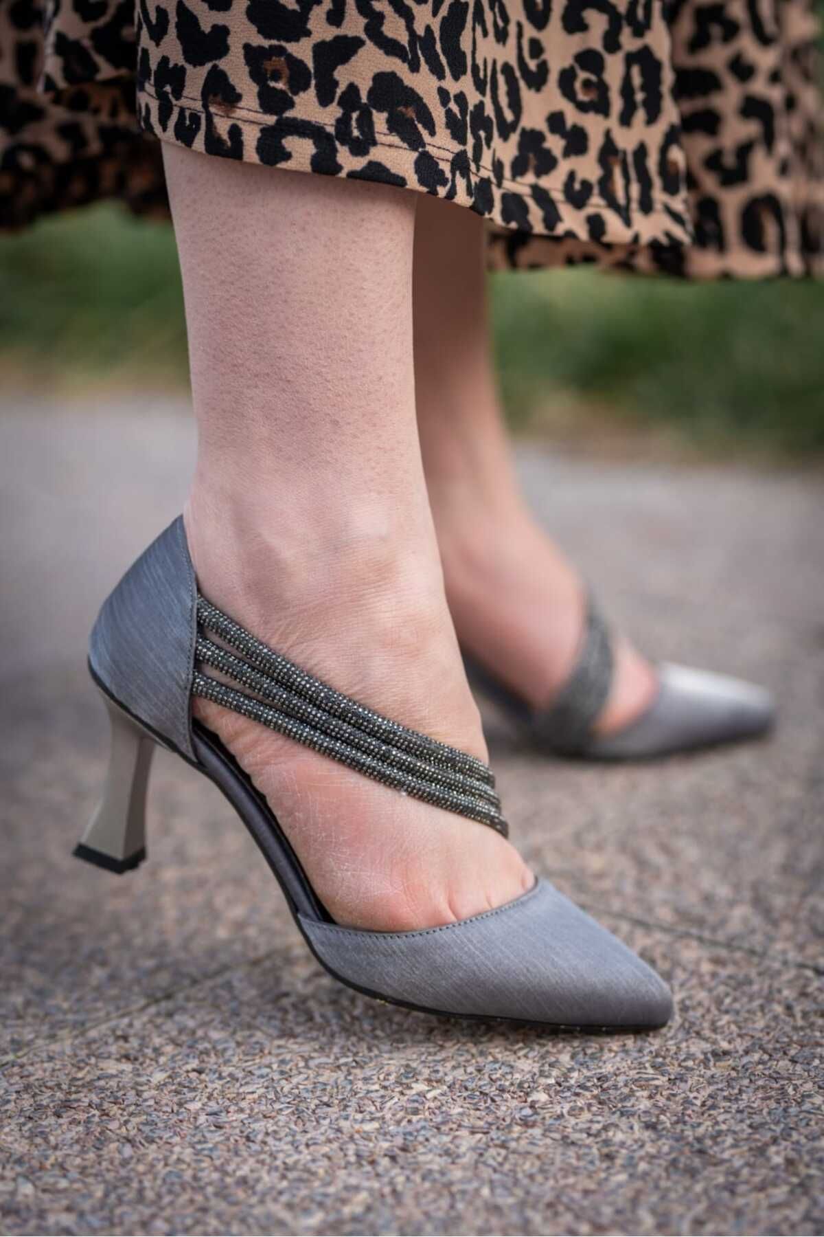 Weynes Platin Gri Kadın Sivri Burun Taş Şeritli Topuklu Sandalet Ayakkabı Wsb0456