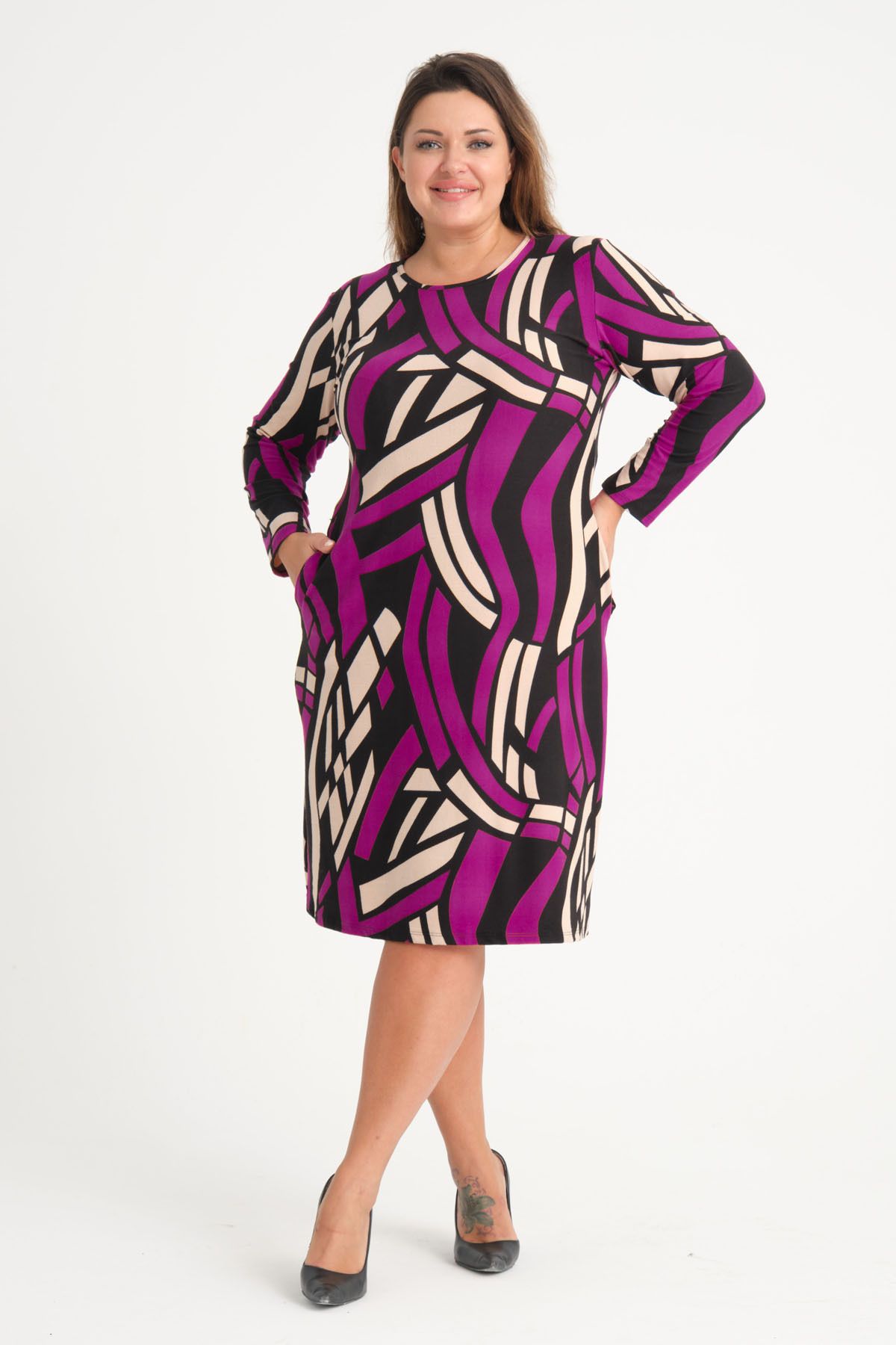 Madwilo Kadın Cep Detay Bej Mor Geometrik Desenli Büyük Beden Esnek Süet Elbise