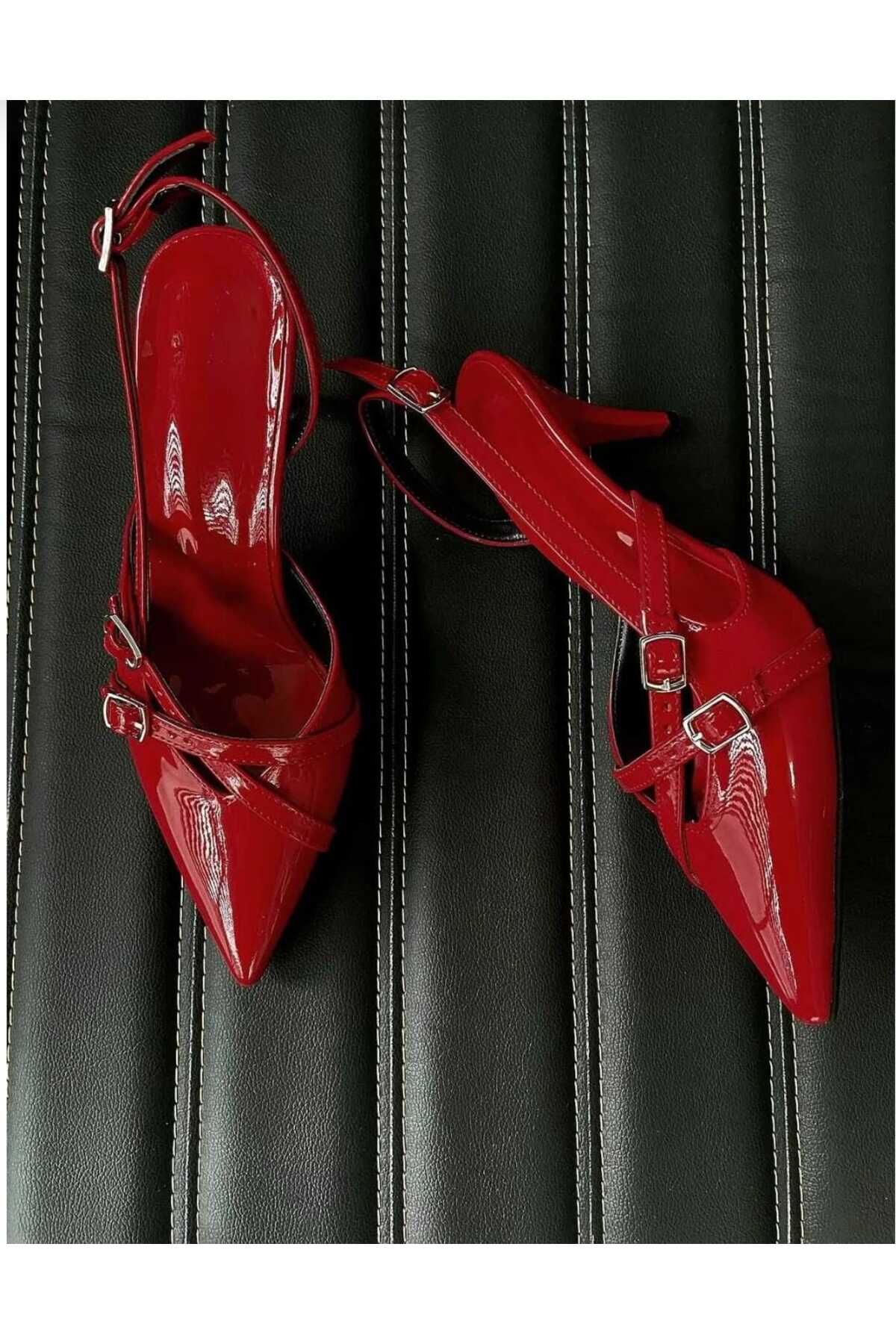 ŞIK MODA Kırmızı rugan sivri burunlu toka detaylı topuklu kadın ayakkabısı
