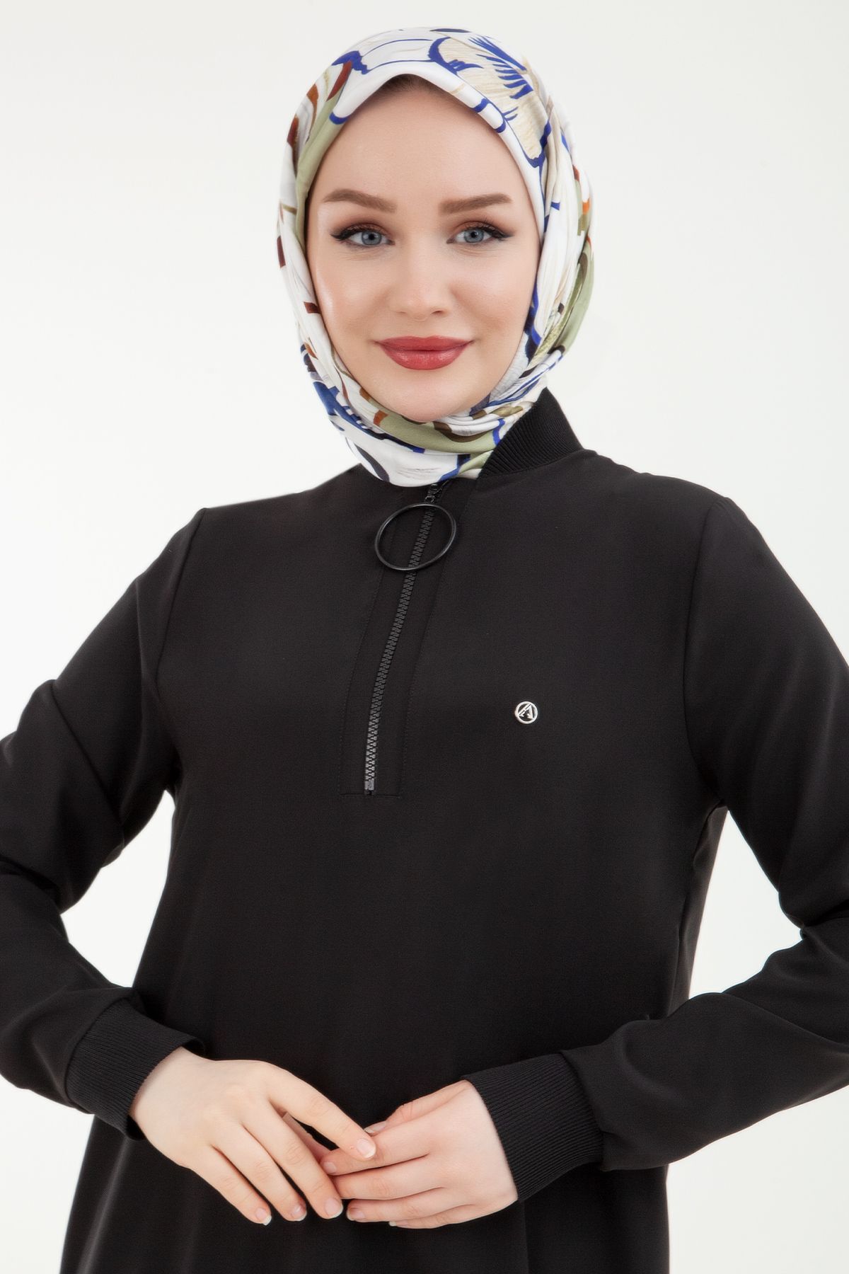 Armine 24yt436 Siyah Kadın Ribanalı Yarı Fermuarlı Krep Kumaşlı Rahat Kesim %100 Polyester Tunik
