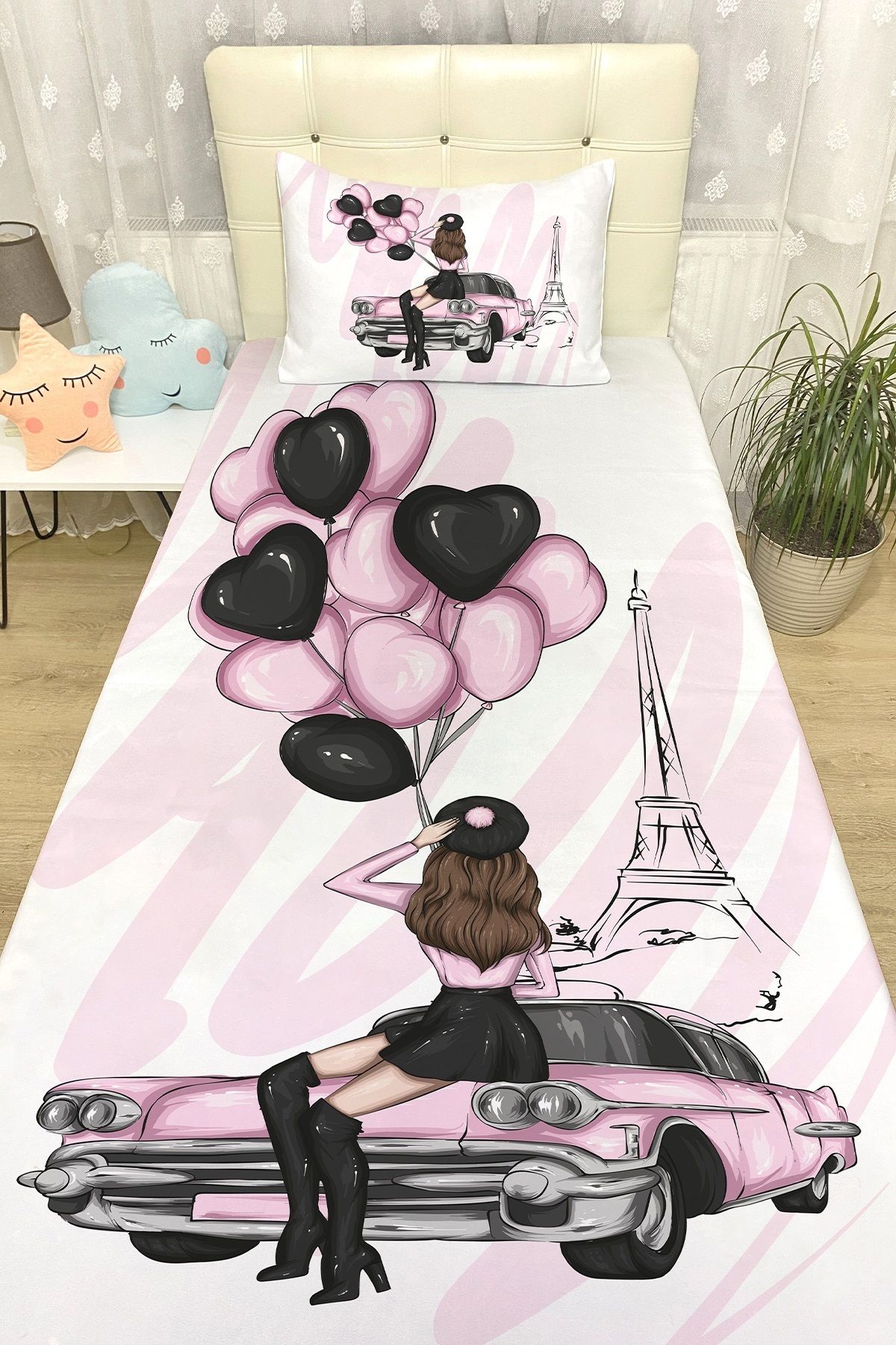 Rual Bebek& Çocuk OdasıParisteki Klasik Arabalı Kız Desenli Yatak Örtüsü ve Yastık Kılıfı