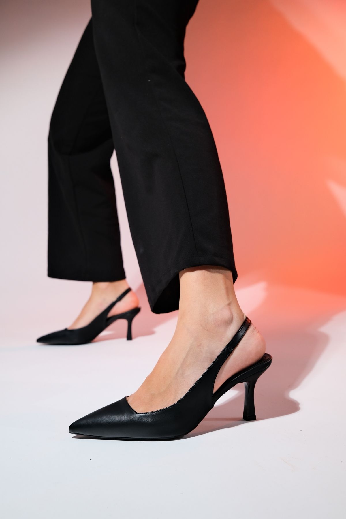 luvishoes FLEM Siyah Cilt Kadın Sivri Burun Arkası Açık İnce Topuklu Ayakkabı