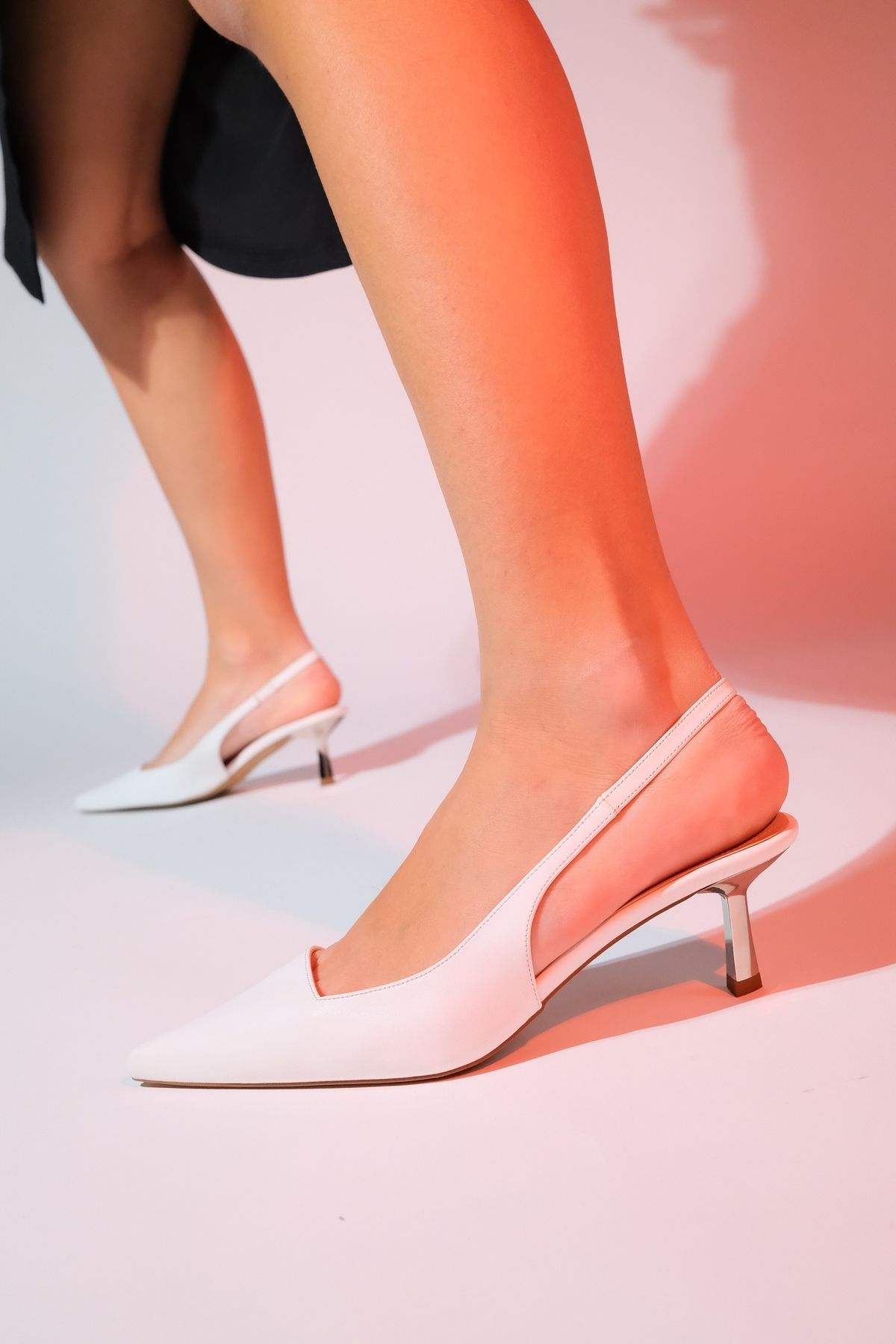 luvishoes MARTEN Beyaz Cilt Kadın Sivri Burun Arkası Açık İnce Topuklu Ayakkabı