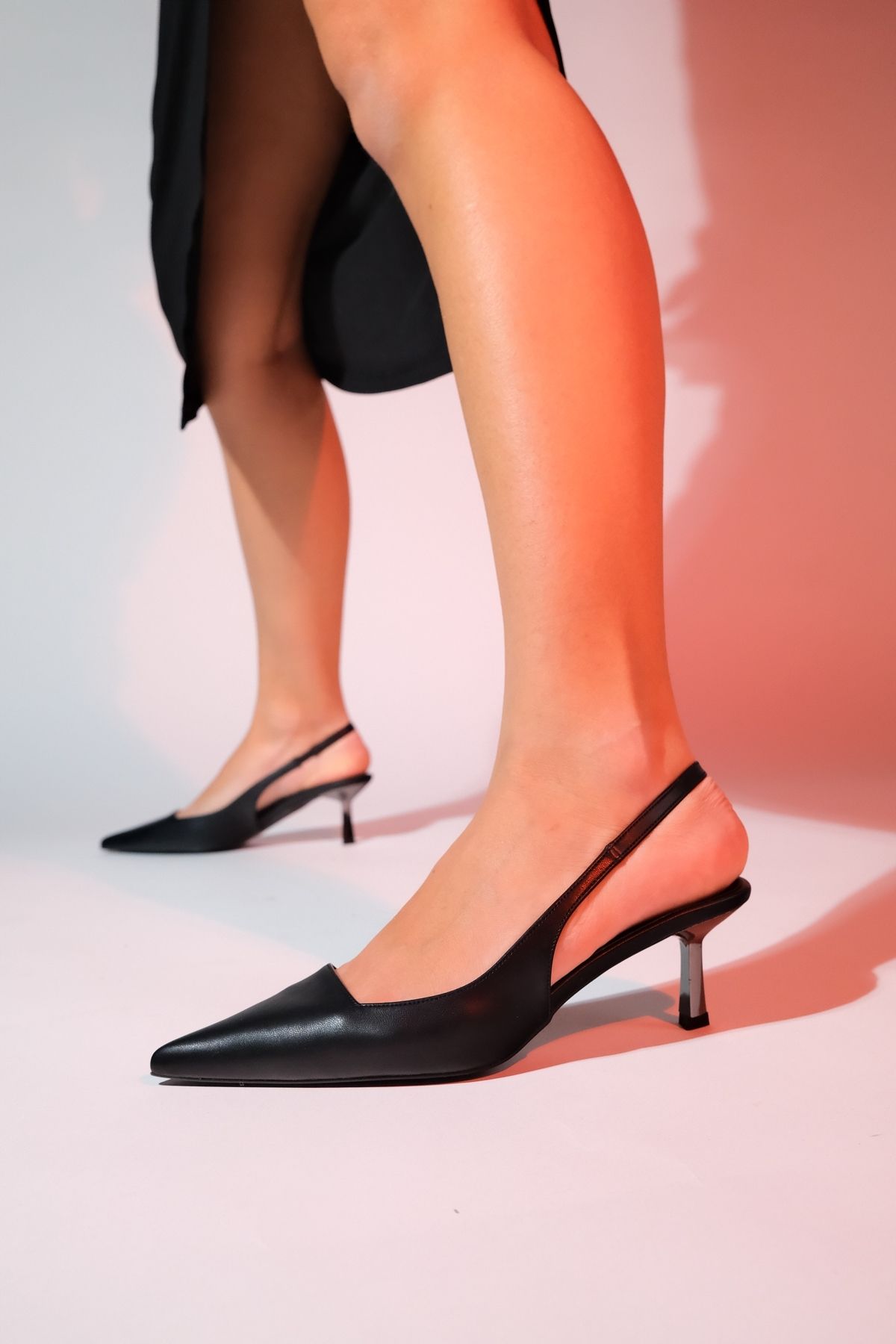 luvishoes MARTEN Siyah Cilt Kadın Sivri Burun Arkası Açık İnce Topuklu Ayakkabı