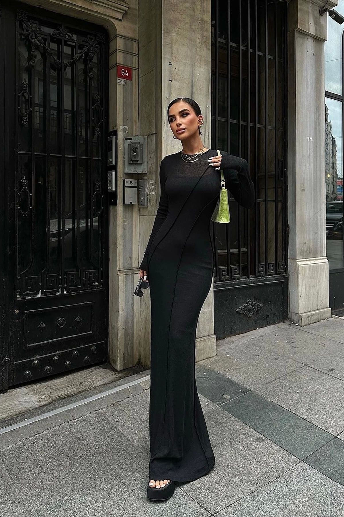 Bak Moda Transparan Dikiş Detaylı Sırt Dekolteli Siyah Uzun Elbise
