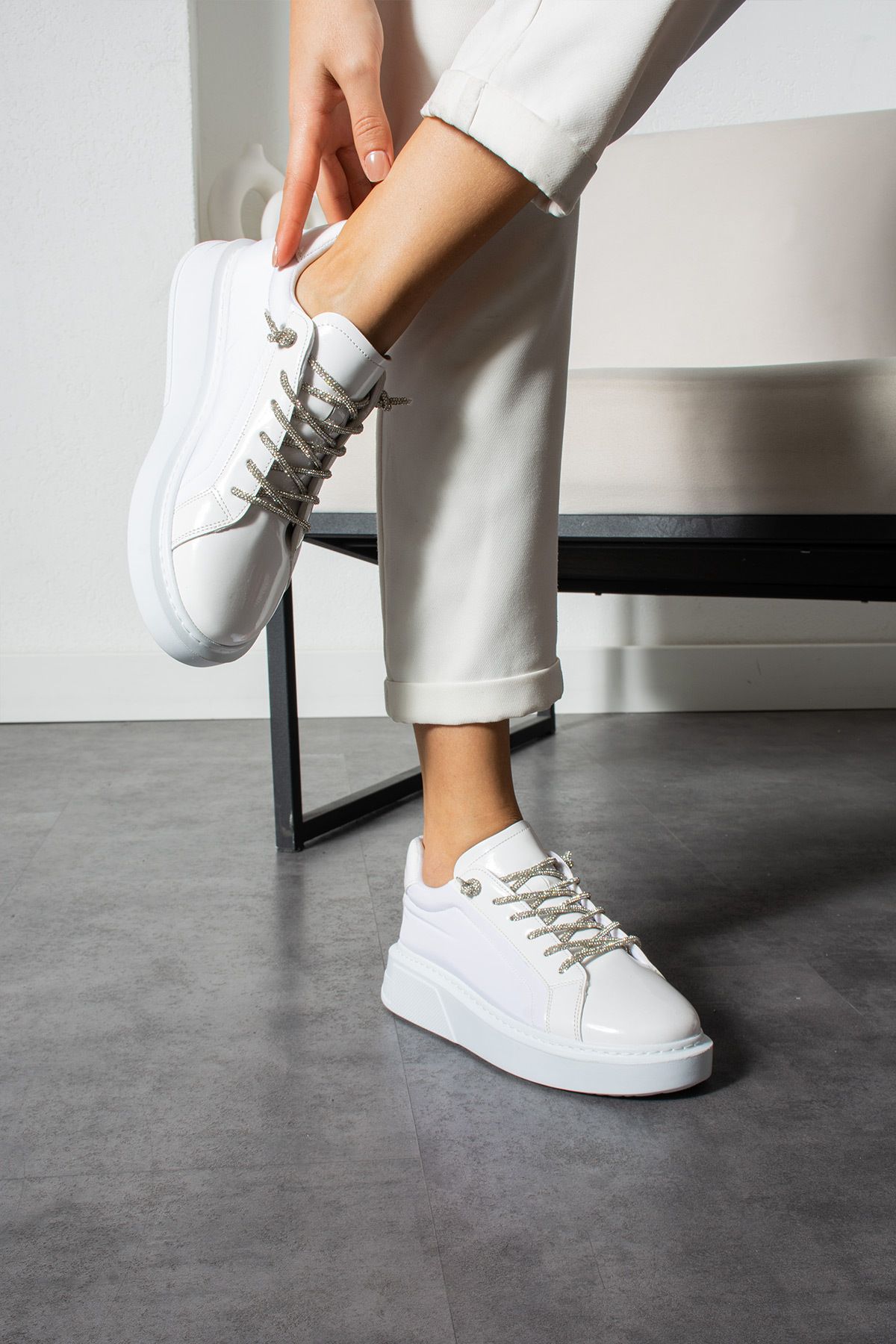 ZABEXIA Beyaz Rugan Paraşüt Model Taş Bağcıklı Rahat Kalın Taban Kadın Spor Ayakkabı Sneakers