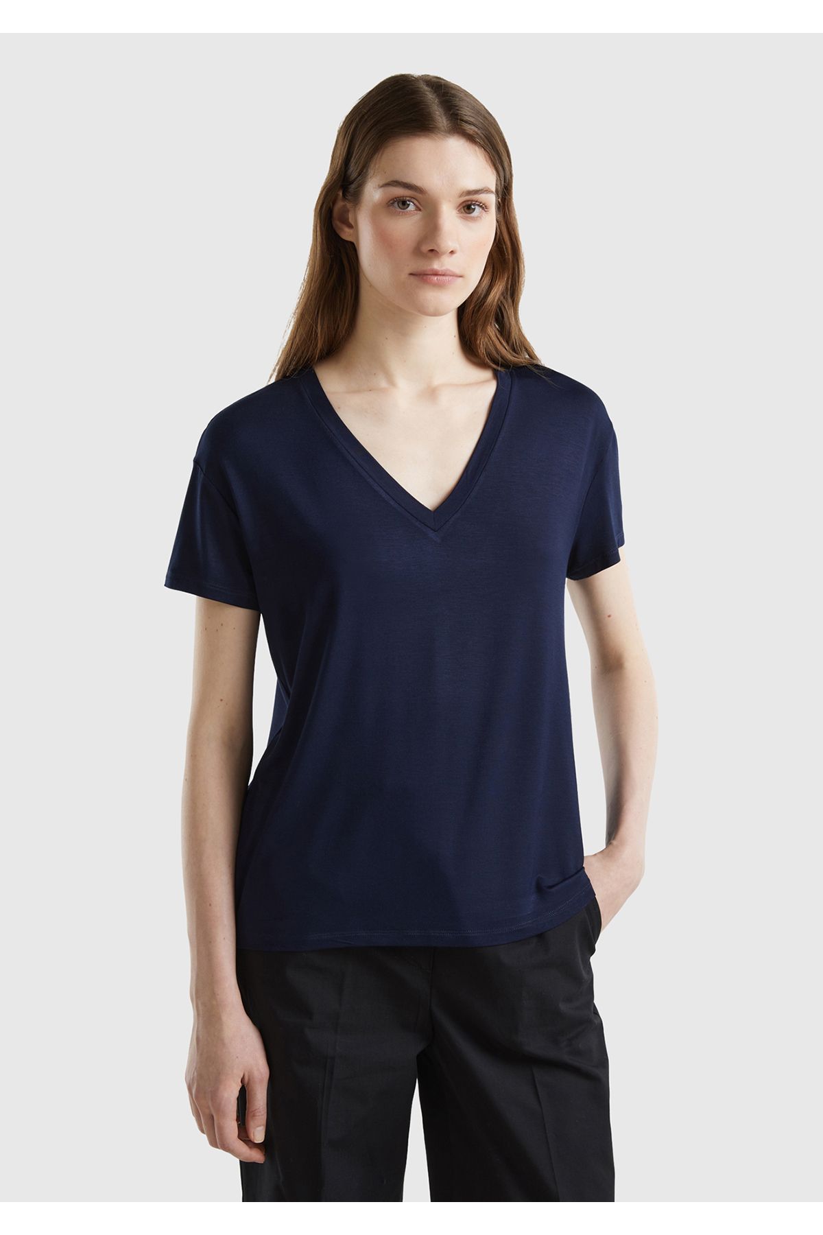 United Colors of Benetton Kadın Koyu Lacivert Viskoz Karışımlı Geniş V Yaka Basic T-Shirt