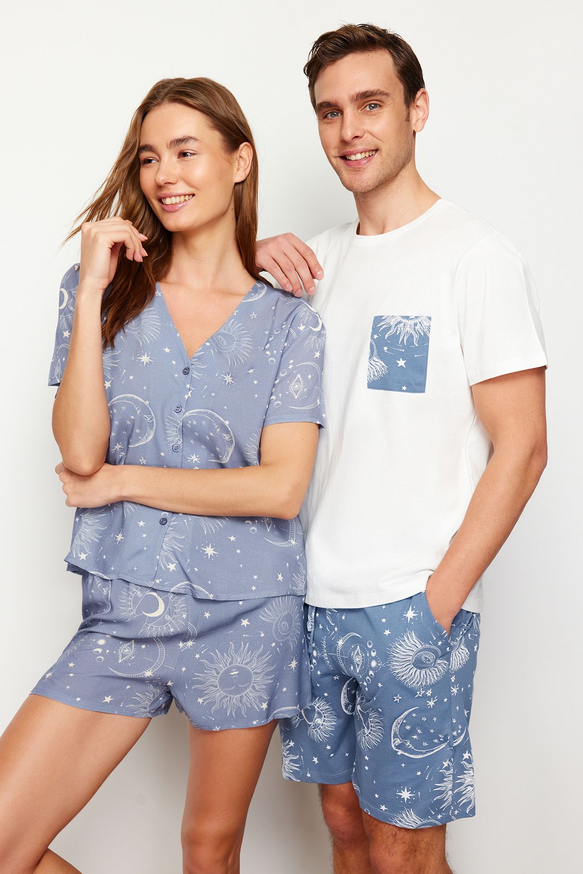 TRENDYOL MAN Ekru Mavi Baskılı Regular Fit Couple Örme Şortlu Pijama Takımı TMNSS24PT00018