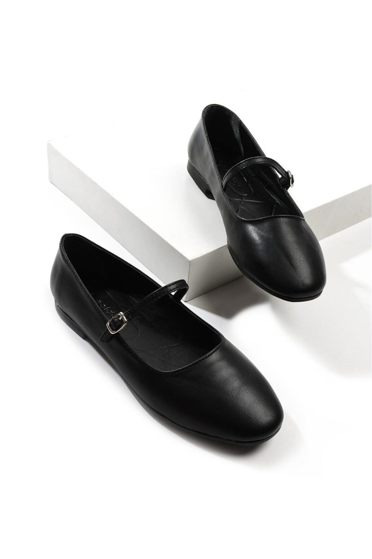 İmerShoes Günlük Kadın Siyah Babet Oval Burun Alçak Topuk Tokalı Hafif Rahat Ayakkabı M-506