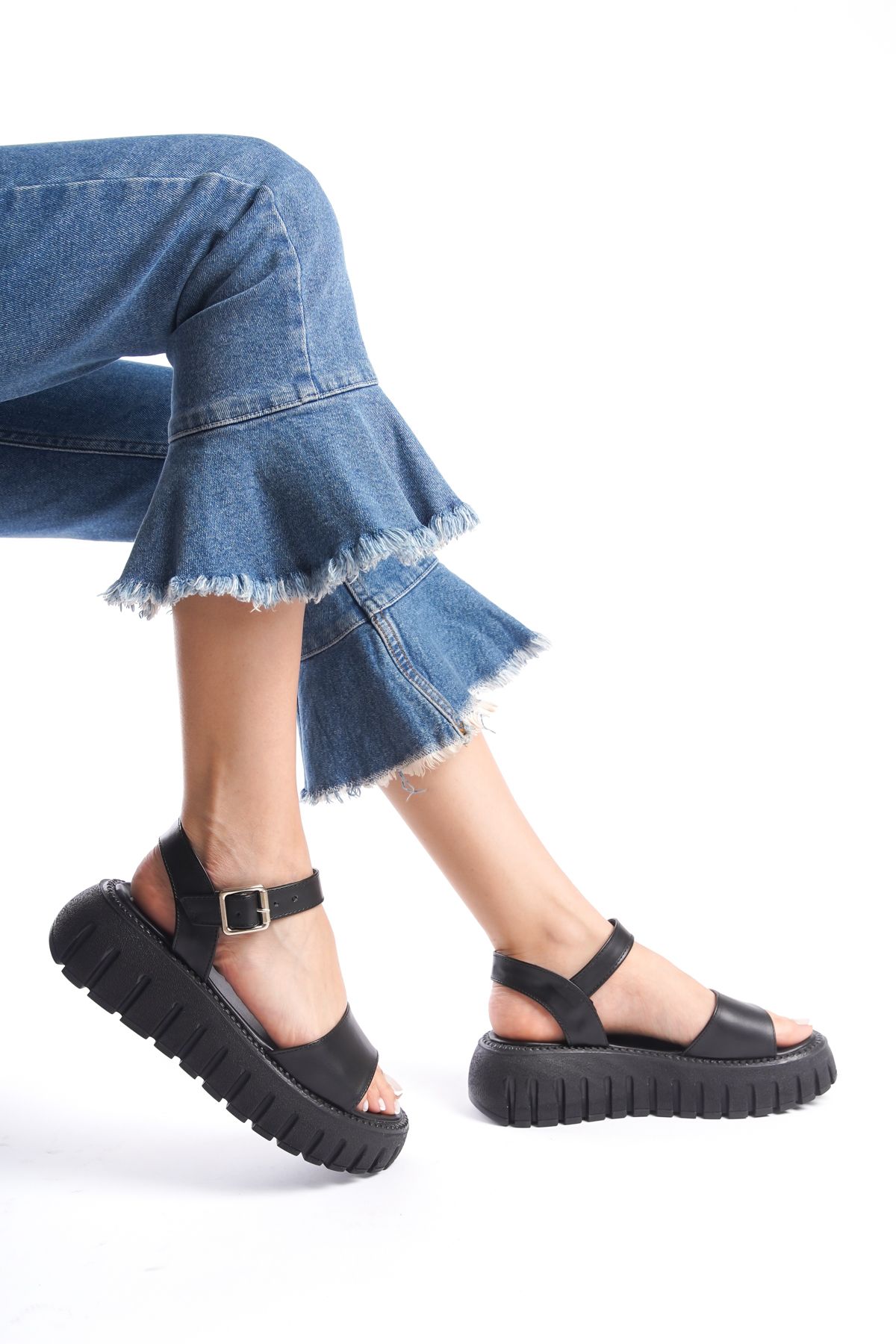 Limeo Siyah Yüksek Yumuşak Taban Tokalı Kalın Şeritli  Yazlık Sandalet