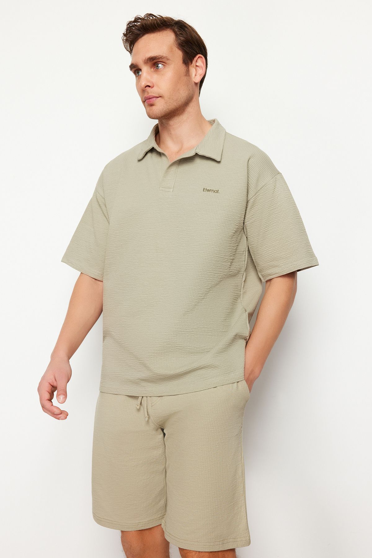 TRENDYOL MAN Limited Edition Taş  Oversize/Geniş Kesim Yazı Nakışlı Dokulu Polo Yaka T-Shirt TMNSS24PO00011