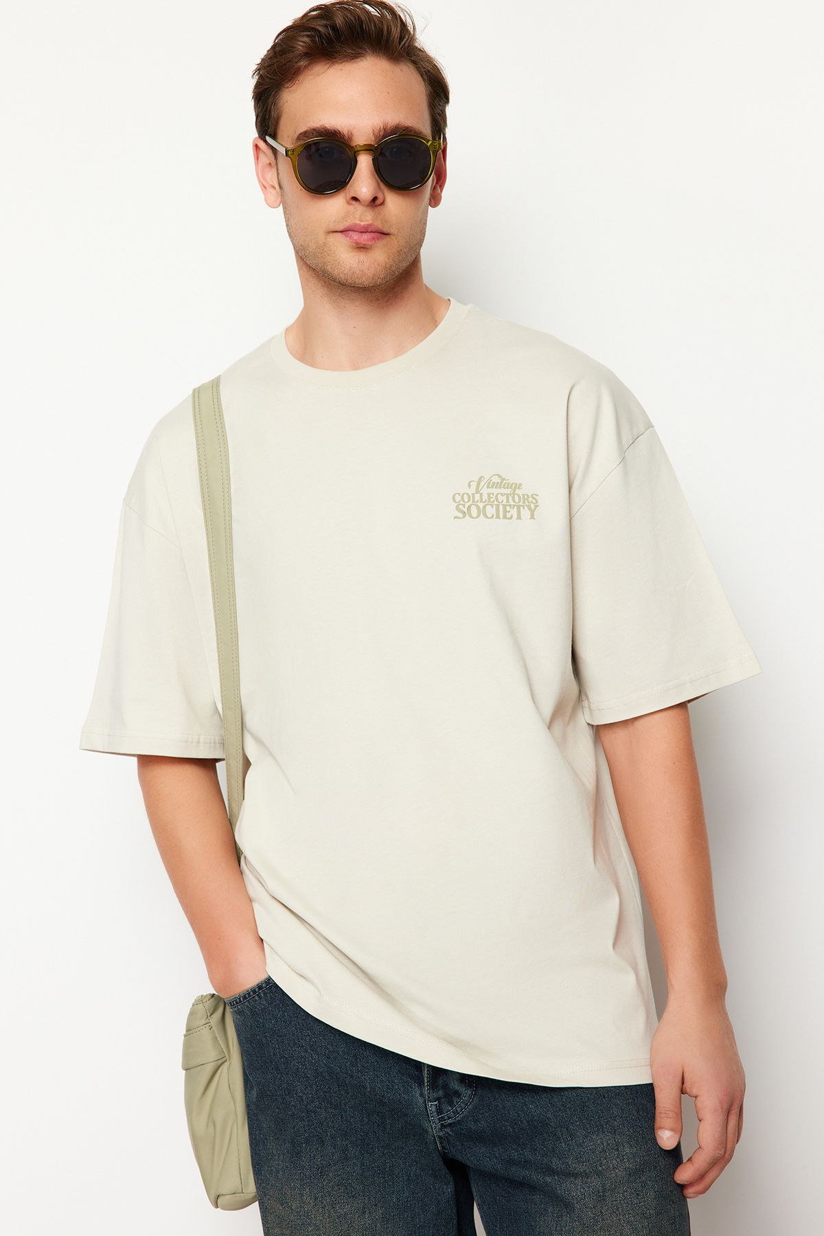 TRENDYOL MAN Taş  Oversize/Geniş Kesim Kabarık Yazı Baskılı %100 Pamuklu T-Shirt TMNSS24TS00044