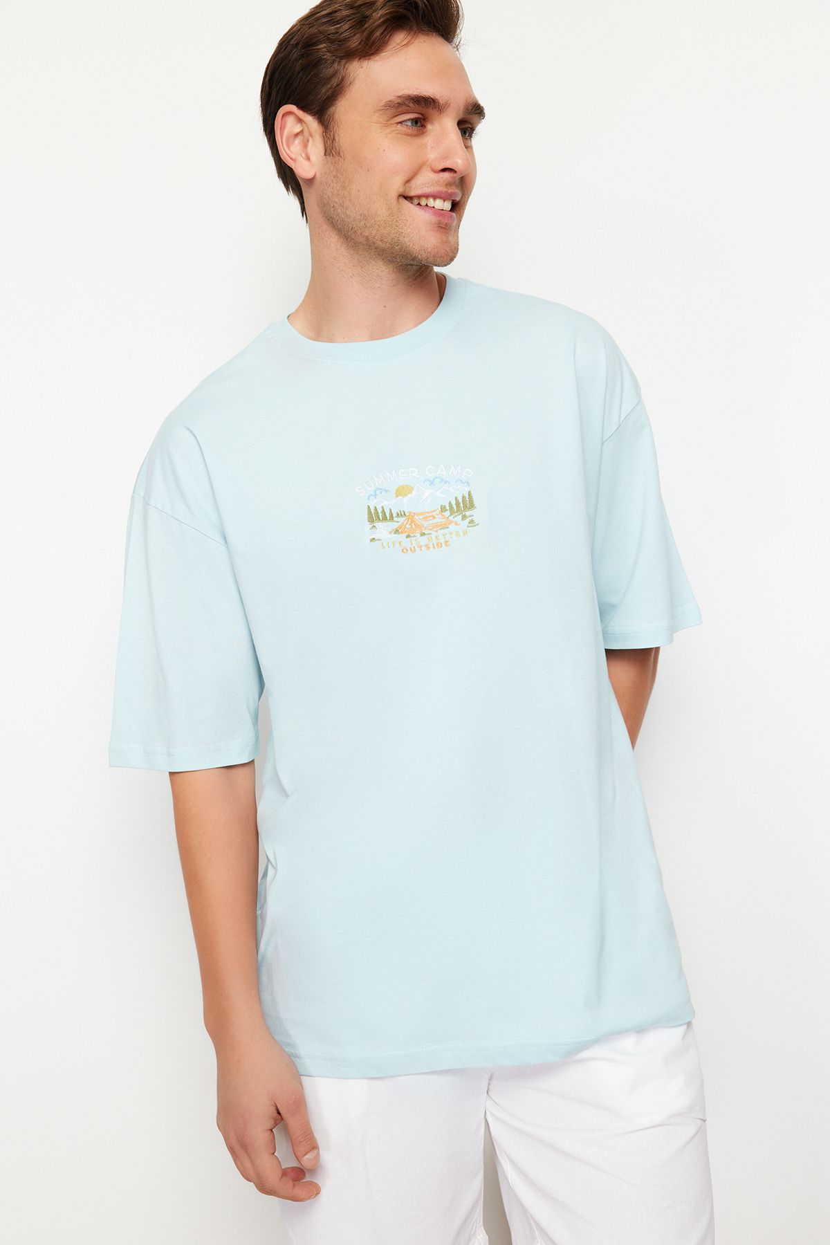 TRENDYOL MAN Mavi  Oversize/Geniş Kesim Kısa Kol Manzara Nakışlı %100 Pamuklu T-Shirt TMNSS23TS00243