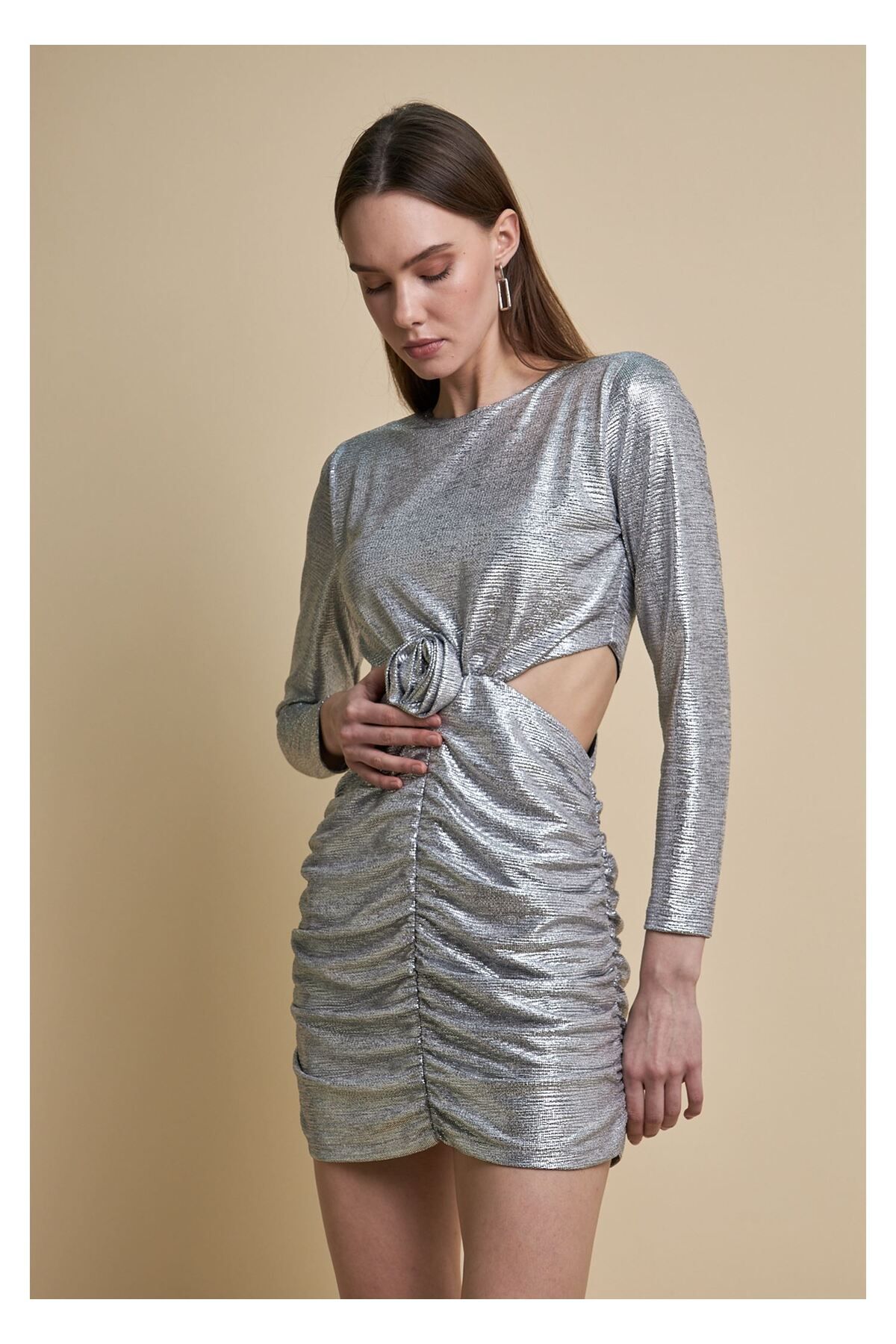 Tiffany Tomato Beli Pencereli Büzgülü Elbise-Gümüş