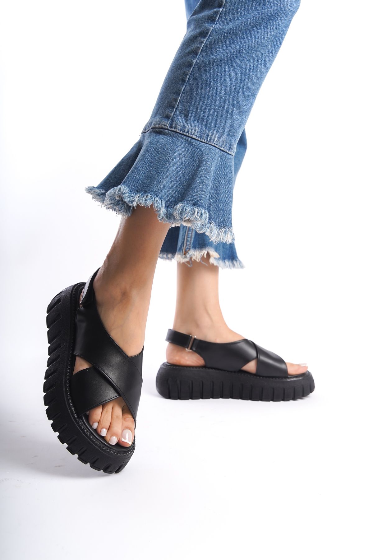 Limeo Siyah Yüksek Taban Çapraz Şeritli Cırtlı Kalın Şeritli Yazlık Sandalet