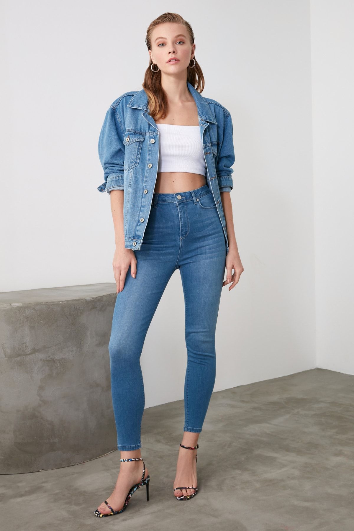 TRENDYOLMİLLA Mavi İncelten Etki Yüksek Bel Skinny Jeans TWOAW21JE0202