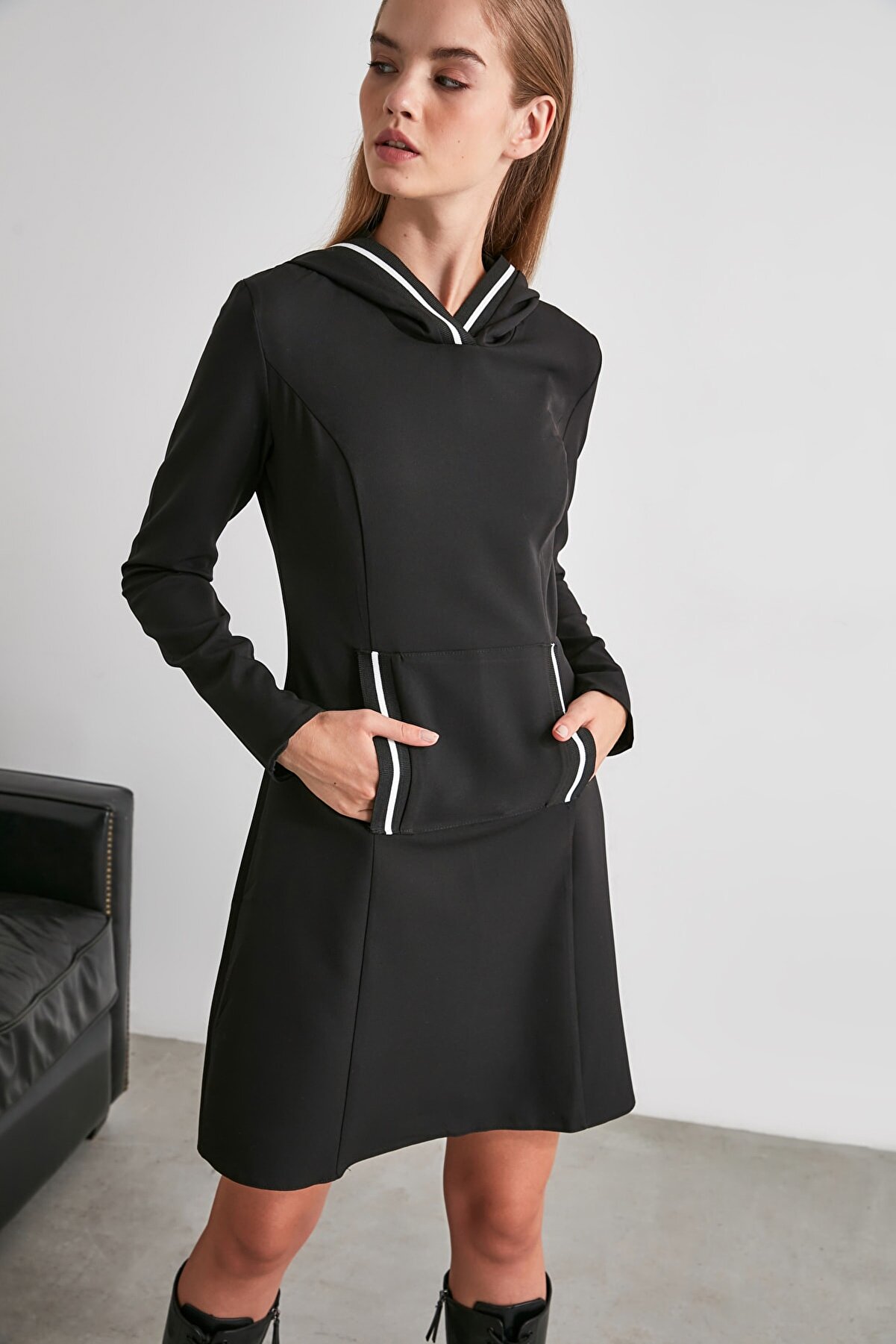TRENDYOLMİLLA Siyah Kapüşonlu Cep Detaylı Elbise TWOAW21EL1075