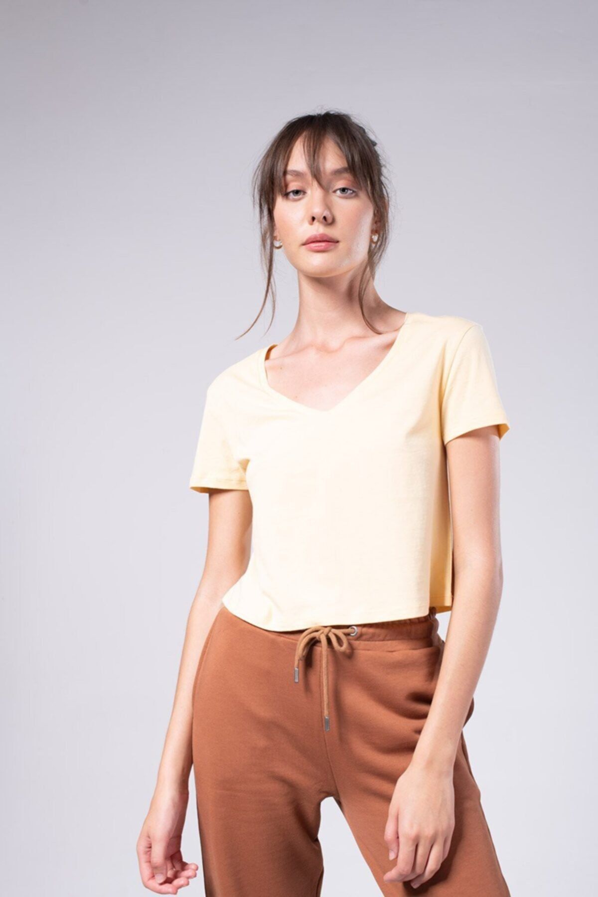 IAMNOTBASIC Kadın Açık Sarı Derin V Ada Crop Tişört