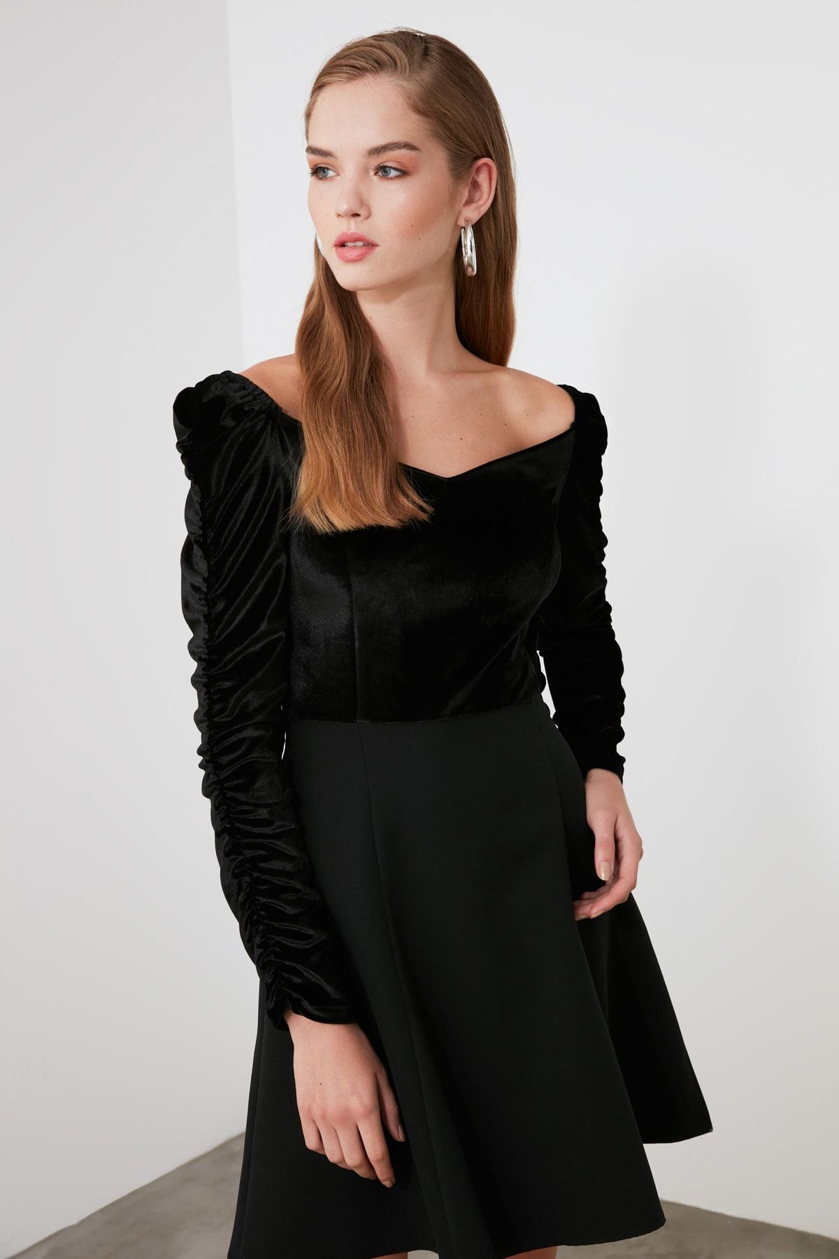 TRENDYOLMİLLA Siyah Kolları Büzgülü Kadife Elbise TWOAW21EL1560