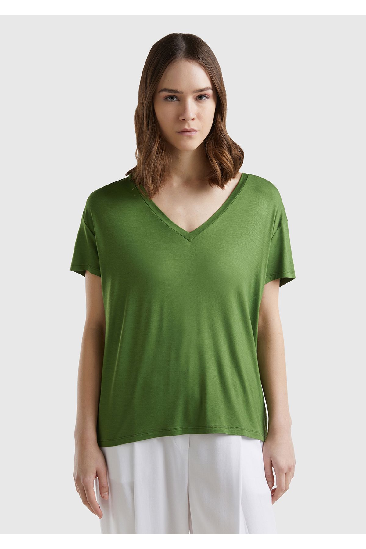 United Colors of Benetton Kadın Soluk Yeşil Viskoz Karışımlı Geniş V Yaka Basic T-Shirt