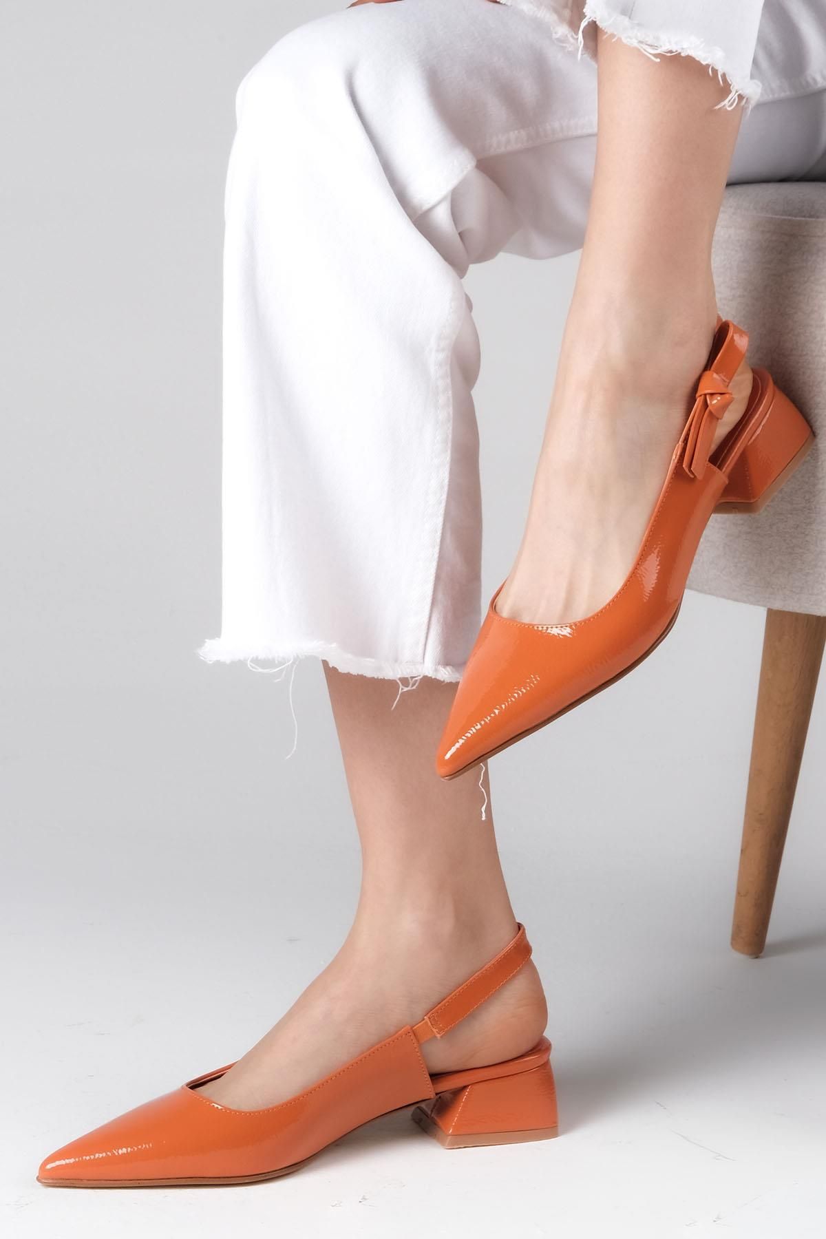 Mio Gusto Kathy Turuncu Renk Rugan Yandan Fiyonklu Arkası Açık Kadın Kısa Topuklu Ayakkabı