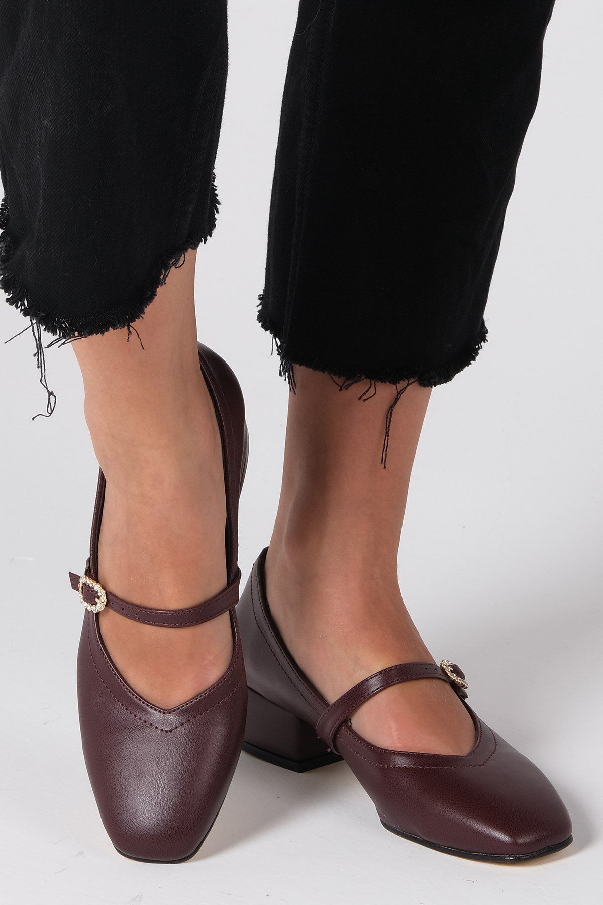 Mio Gusto Julia Bordo Renk Taşlı Tokalı Kadın Kısa Topuklu Ayakkabı
