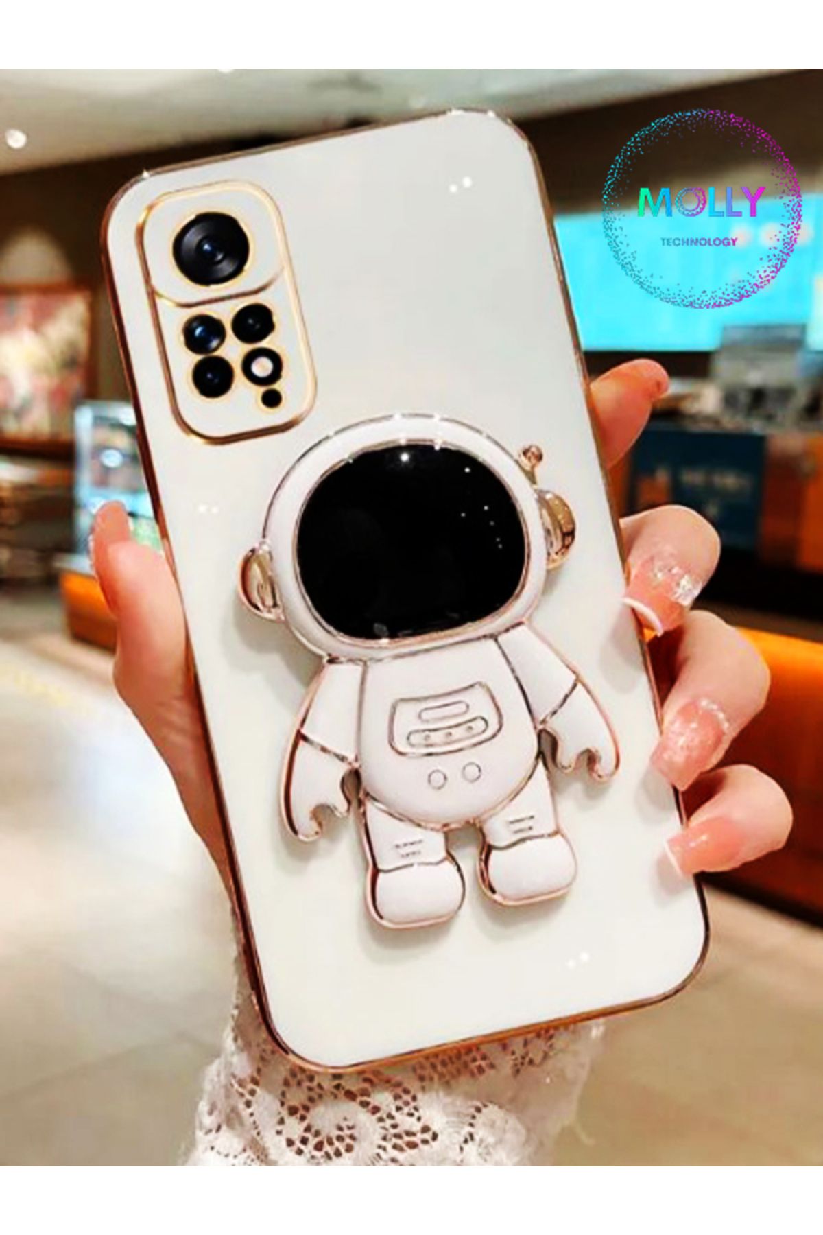 Molly Xiaomi Redmi Note 11s İçin İnci Beyazı Astronot Standlı Kenarları Gold Detaylı Lüks Silikon Kılıf