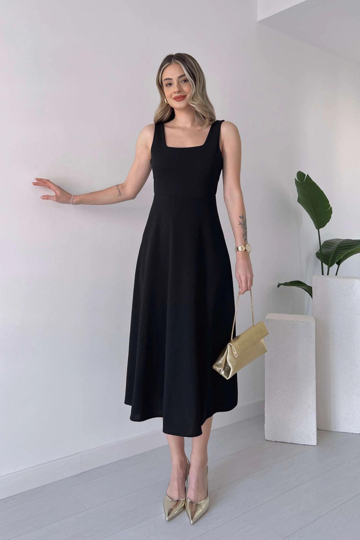 MOZENA Siyah Kalın Askılı Kare Yaka Eteği Fırfırlı Crep Kumaş Midi Elbise
