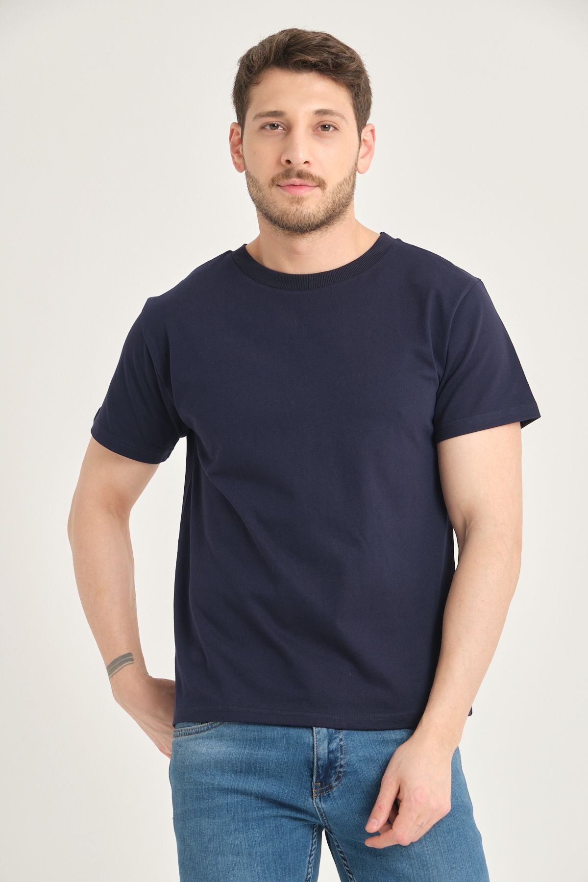Four Man Erkek %100 Pamuk Standart Kalıp Kolay Kırışmayan Kumaş Özelliğine Sahip Düz Renk Basic Tişört