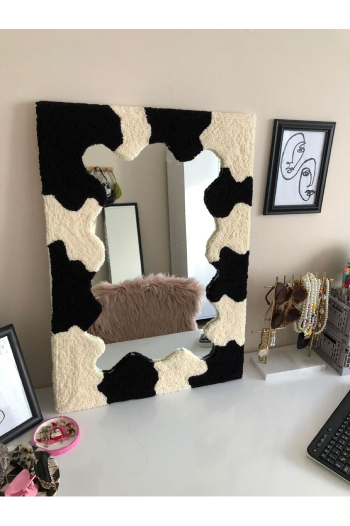 Sima Tufting Rug Ayna Benekli Siyah Beyaz Desenli El Yapımı Özel Tasarım Çok Amaçlı Makyaj Aynası