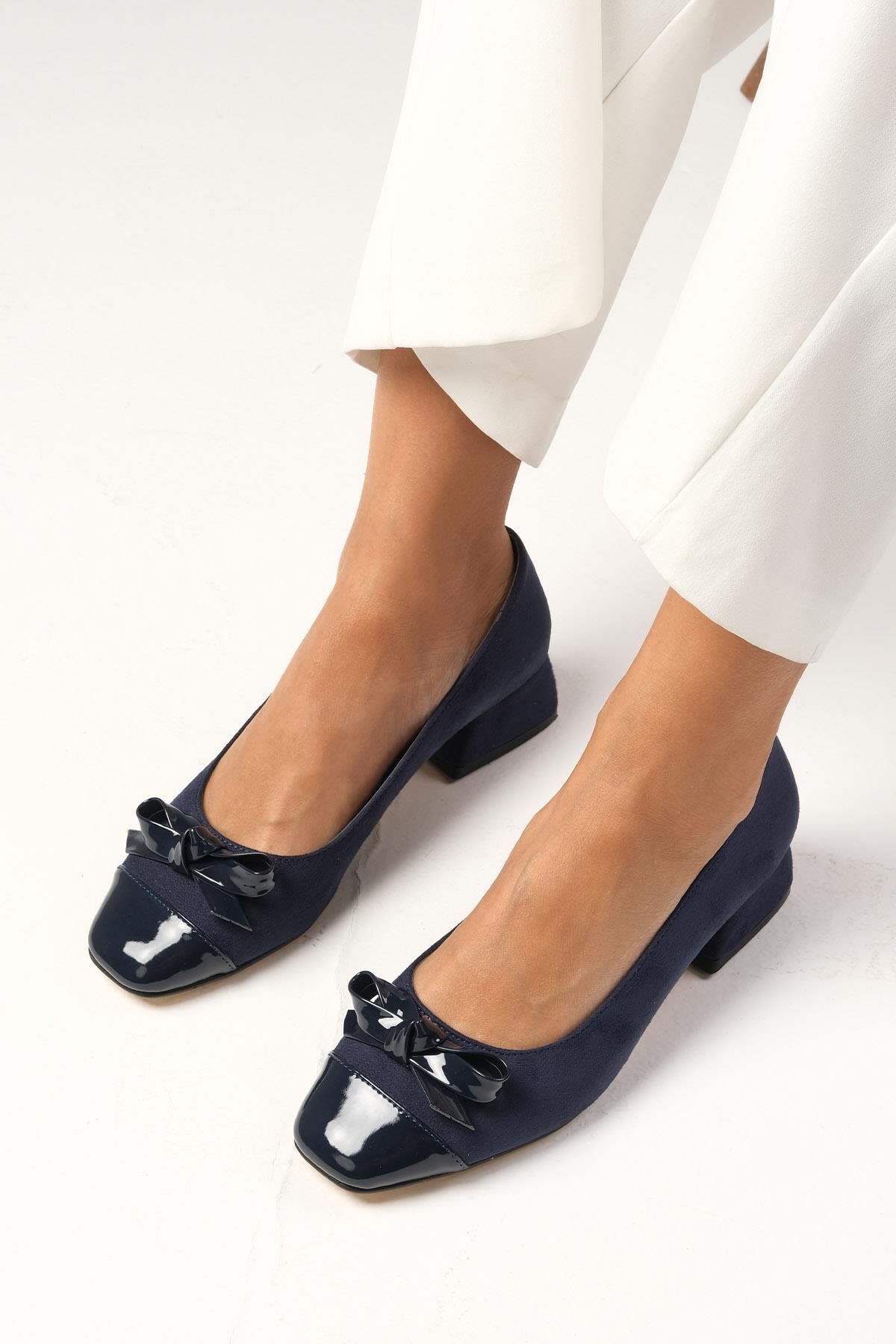 Mio Gusto Cassidy Lacivert Renk Küt Burunlu Fiyonk Aksesuarlı Kadın Kısa Topuklu Ayakkabı
