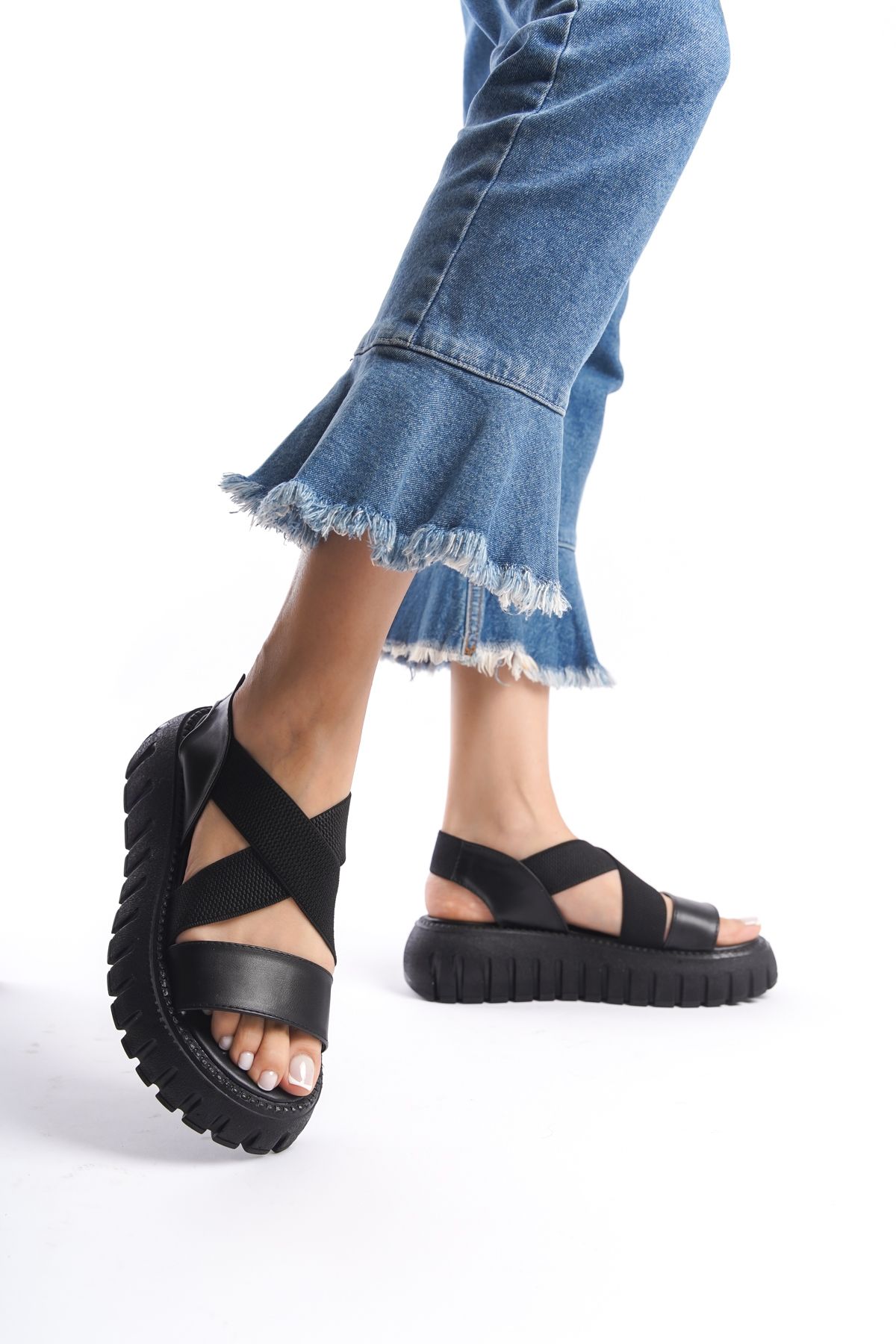 Limeo Siyah Yüksek Taban Çapraz Lastik Şeritli Önü Açık Kadın Yazlık Sandalet