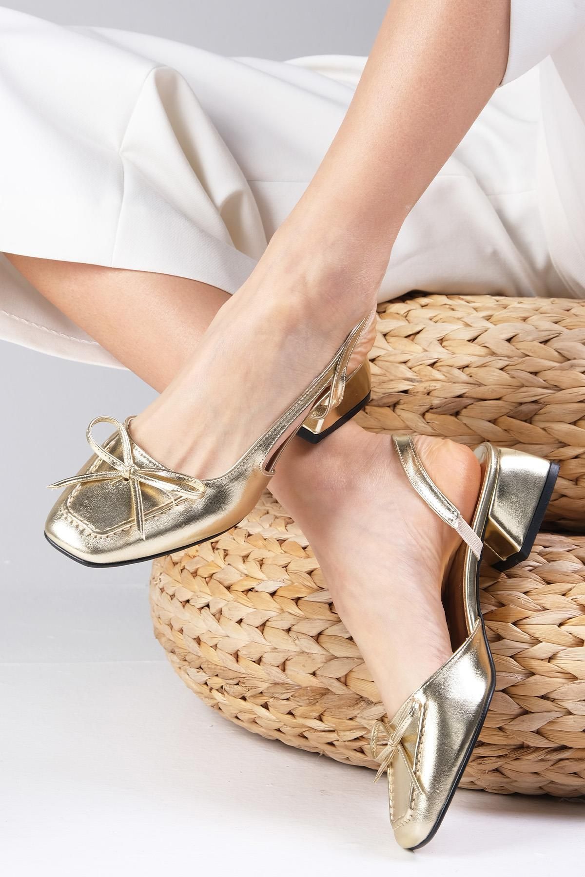 Mio Gusto Bria Altın Renk Arkası Açık Kadın Kısa Topuklu Ayakkabı
