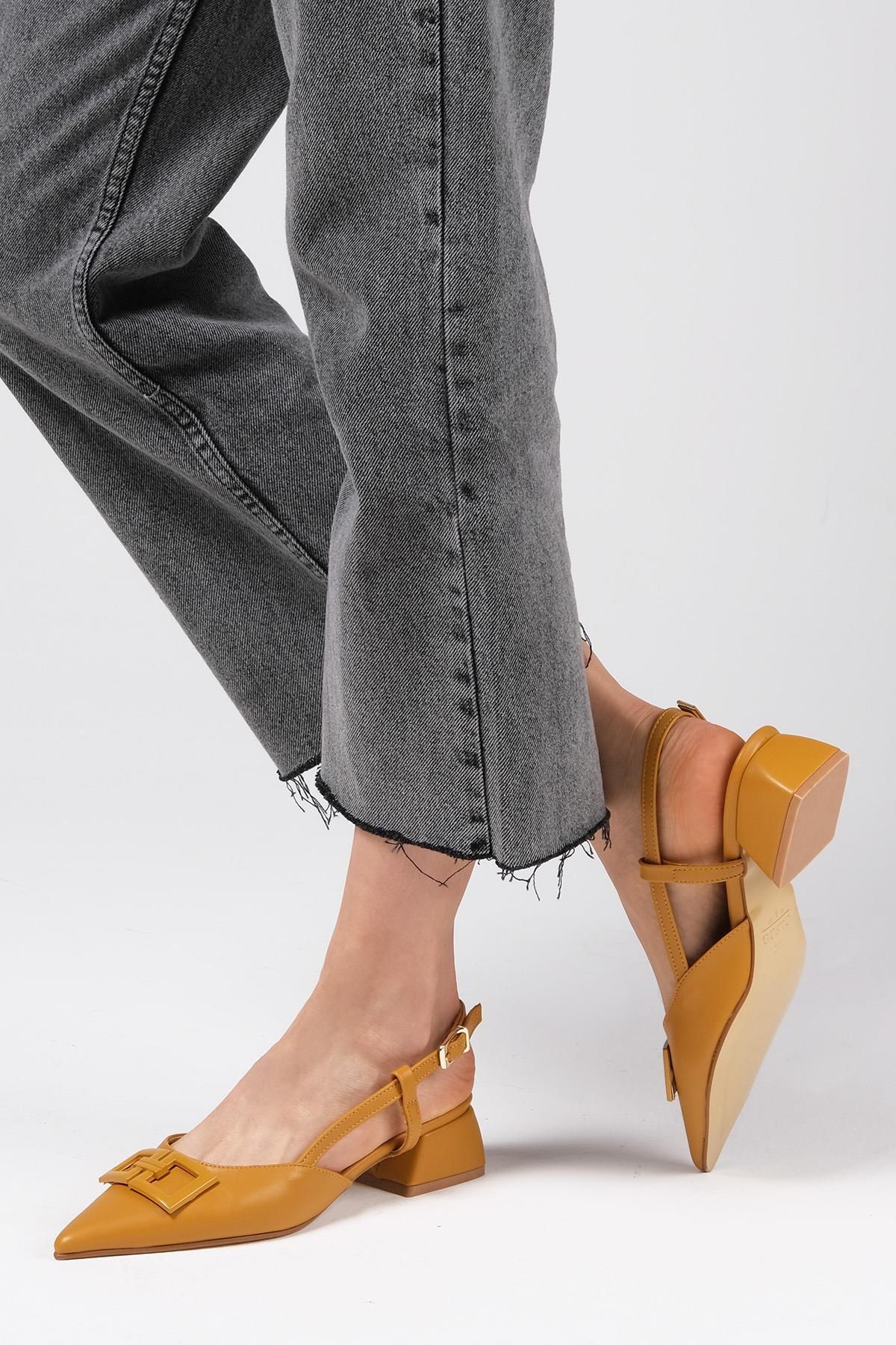 Mio Gusto Alyssa Hardal Renk Arkası Açık Yandan Tokalı Kısa Topuklu Kadın Ayakkabı