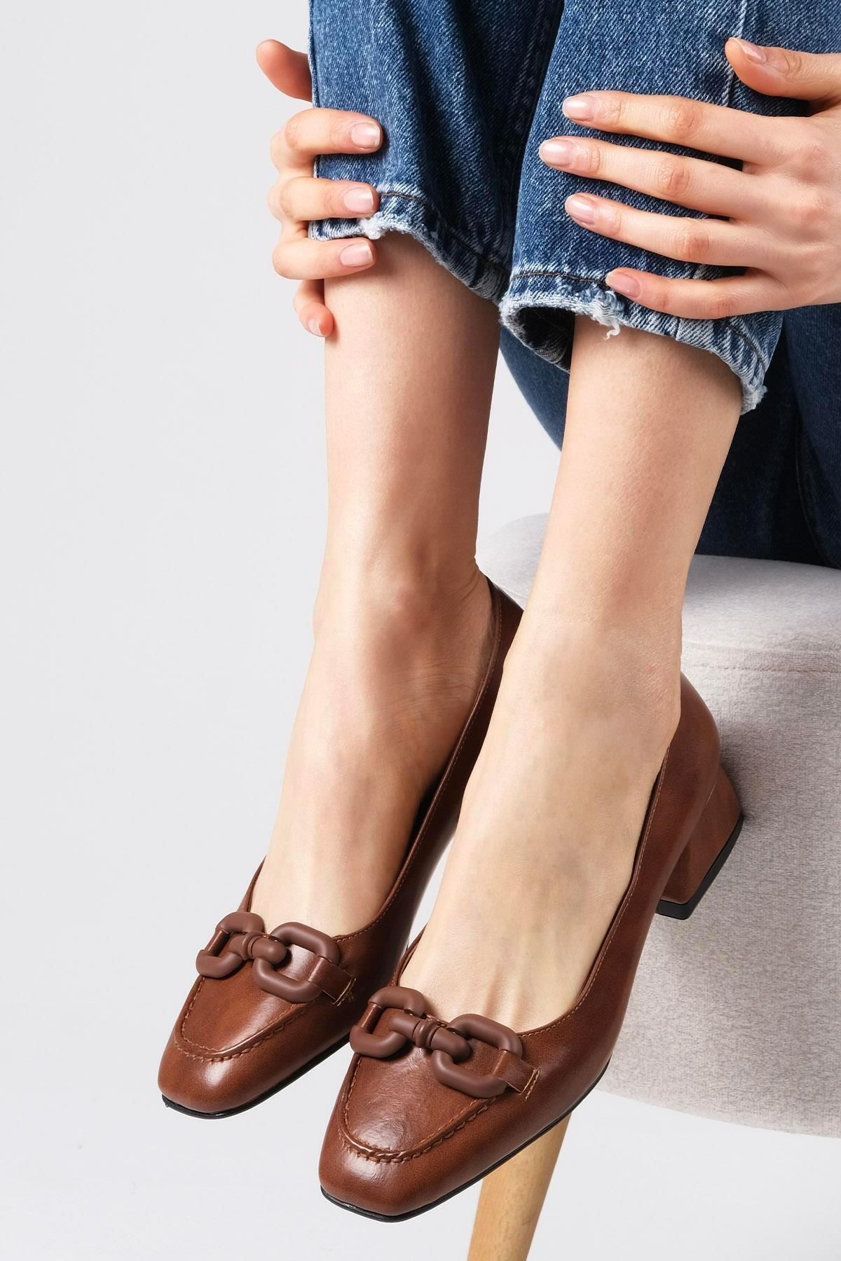 Mio Gusto Dolly Kahverengi Toka Aksesuarlı Küt Burunlu Kadın Kısa Topuklu Ayakkabı