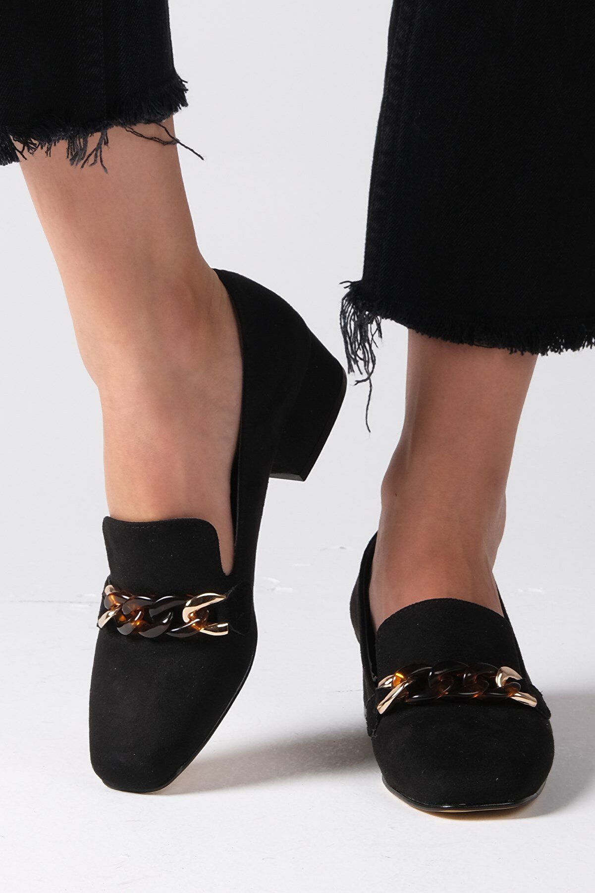 Mio Gusto Magnolia Siyah Renk Süet Zincir Aksesuarlı Kısa Topuklu Kadın Ayakkabı