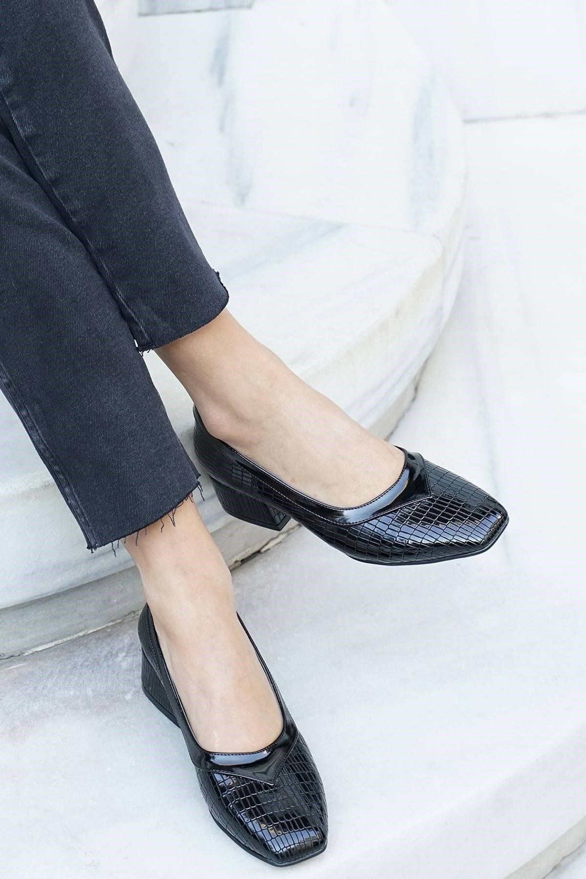 Mio Gusto Galina Siyah Rugan Yılan Desenli Kısa Topuklu Kadın Ayakkabı