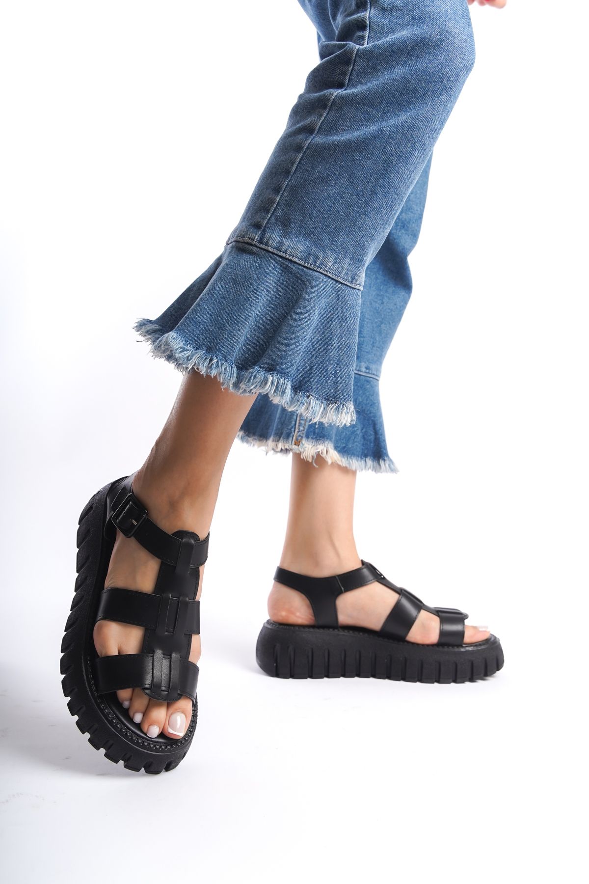 Limeo Siyah Yüksek Taban İki Şeritli Önü Açık Tokalı Kadın Yazlık Sandalet